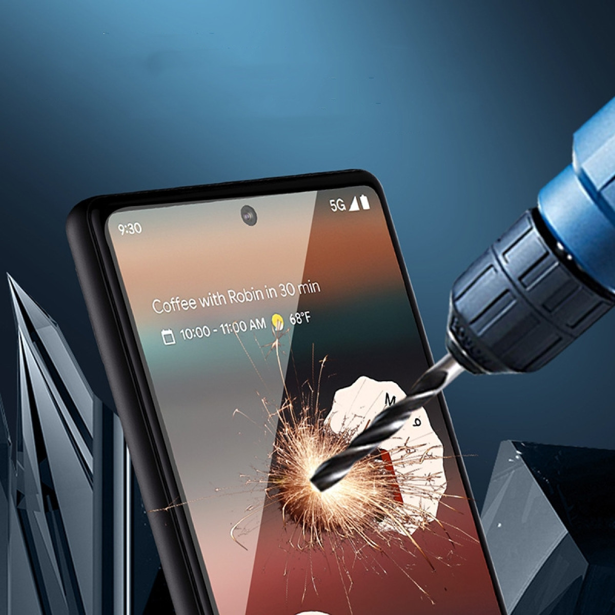 Una punta di trapano perfora lo schermo di un telefono, creando scintille. Il telefono mostra un promemoria riunione.