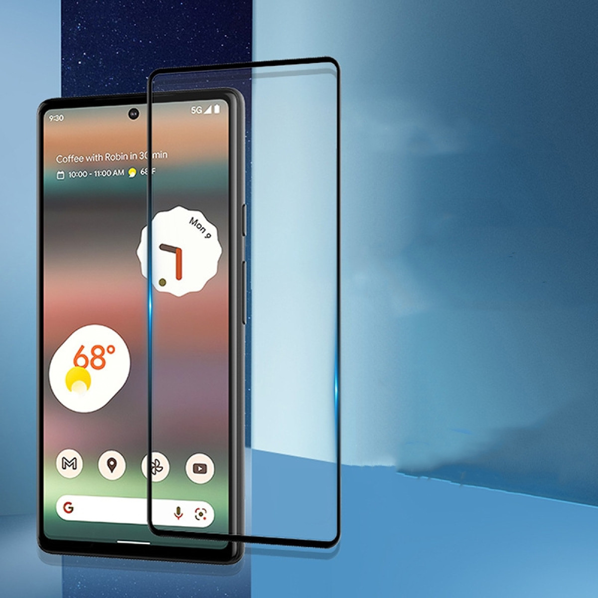Uno smartphone con protezione schermo. Lo schermo mostra ora, data e meteo. Lo sfondo è una sfumatura blu.