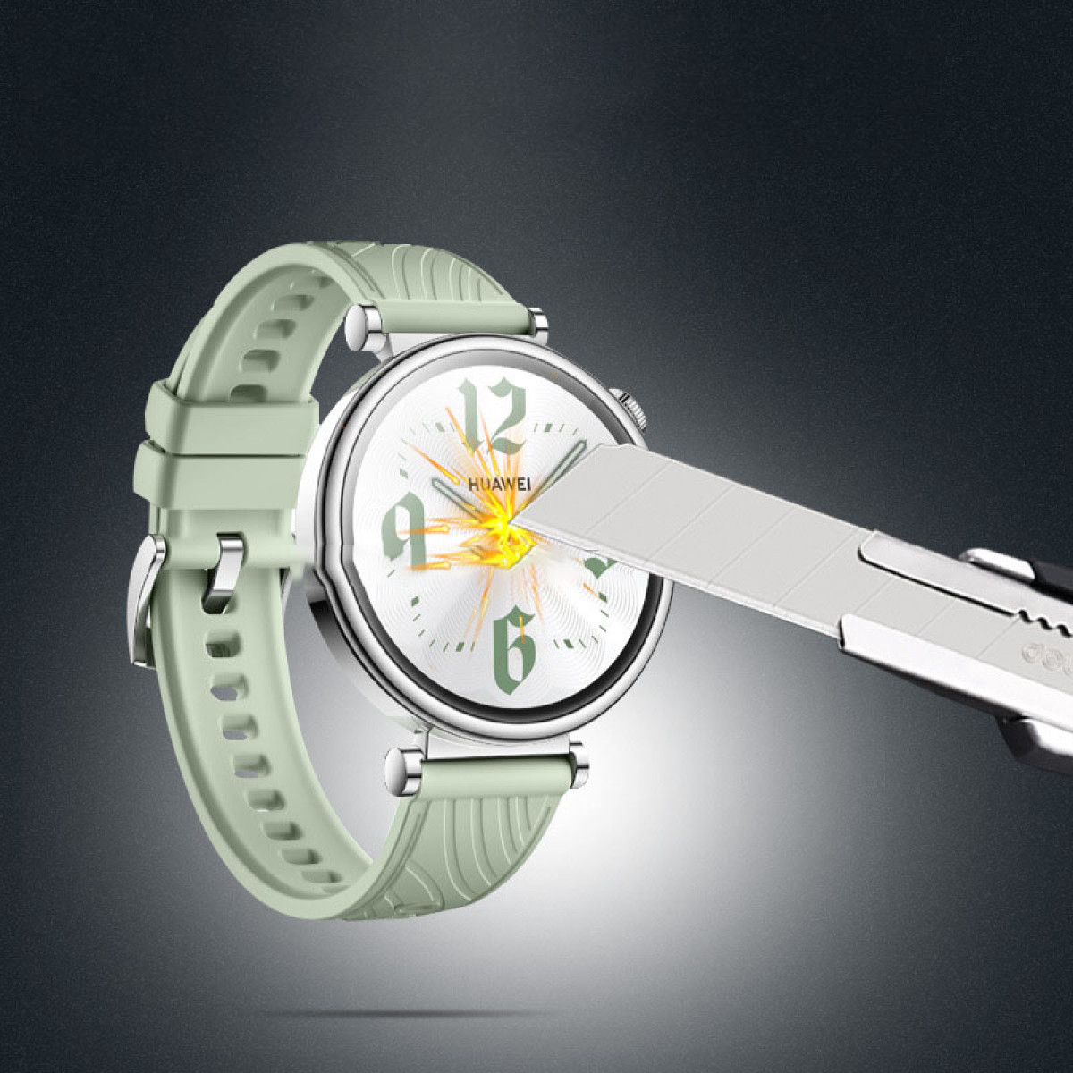 Un orologio con cinturino verde chiaro viene testato con un taglierino, con una luce intensa sul quadrante. Lo sfondo è scuro.