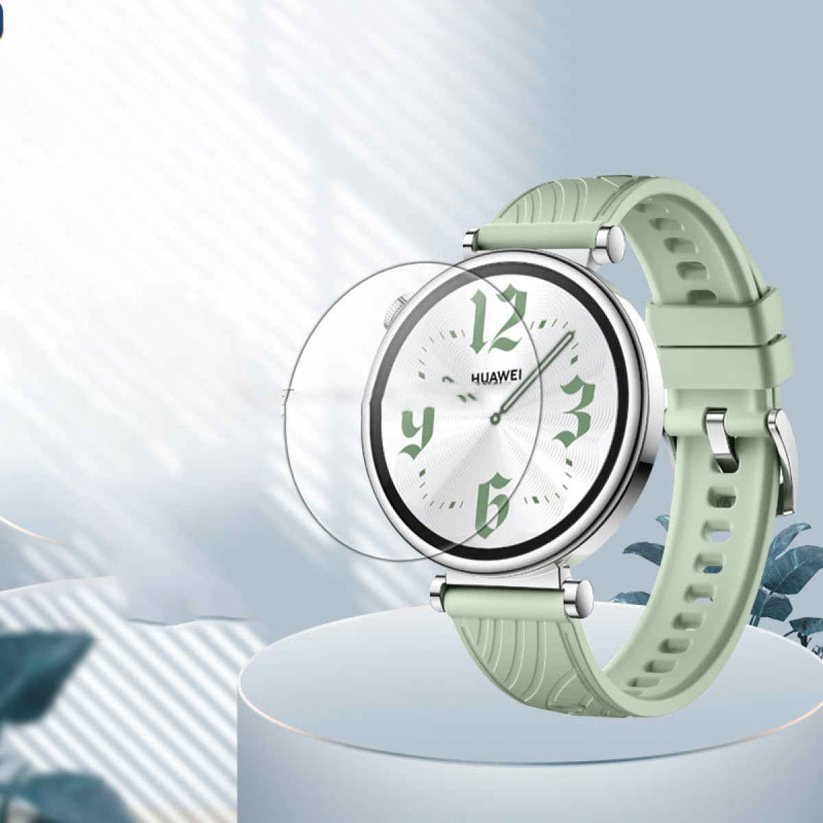 Uno smartwatch Huawei con cinturino verde chiaro e quadrante bianco e argento, su un supporto bianco. Lo sfondo è astratto.