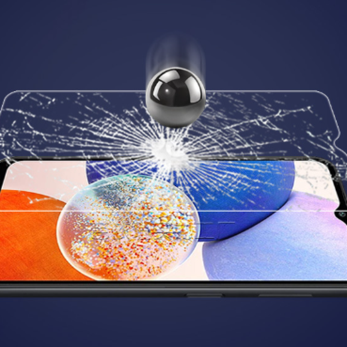 Metalowa kulka uderza w ekran telefonu, powodując pęknięcia. Telefon wyświetla kolorowe bąbelki. Niebieskie tło.