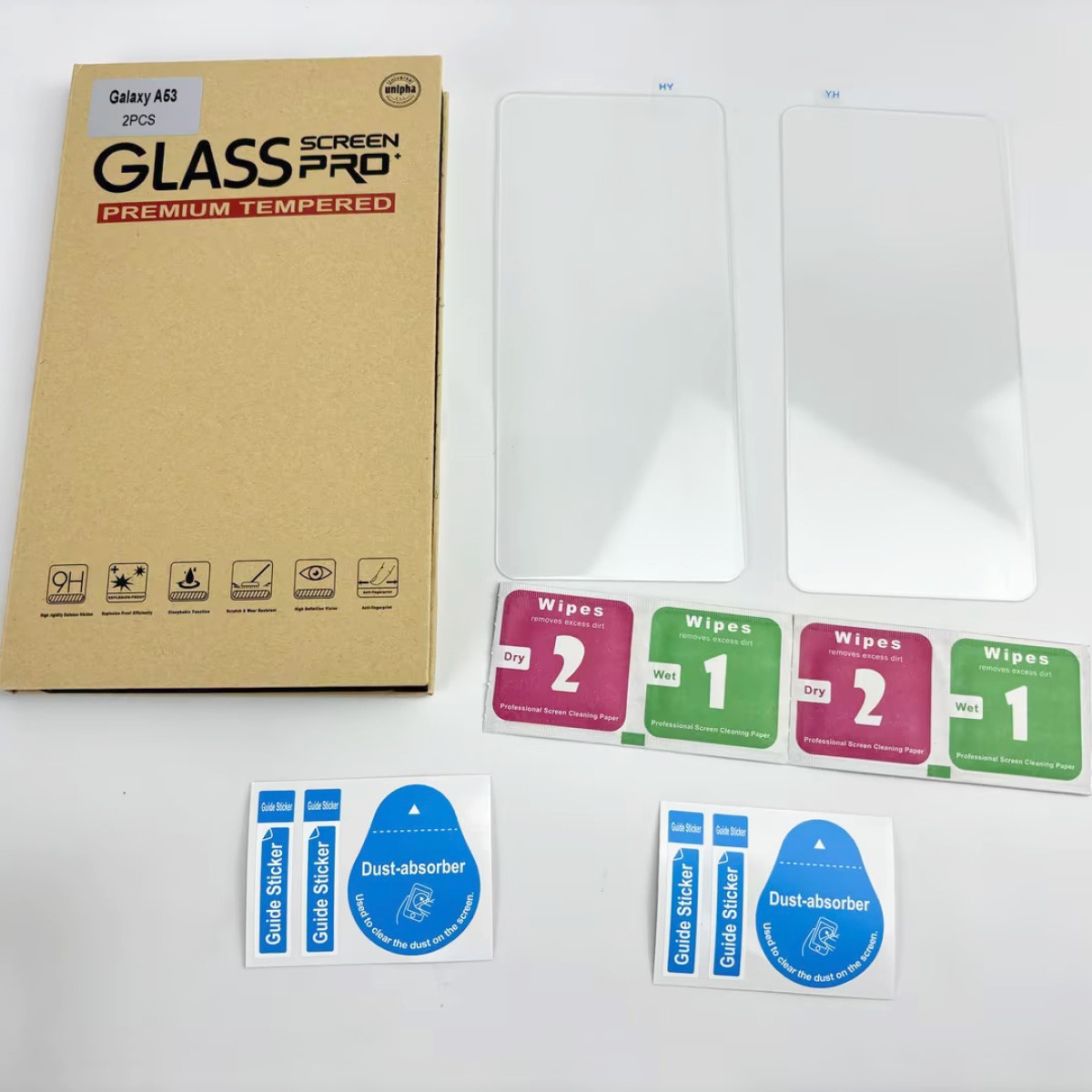 Kit protezione schermo per telefono. Include scatola, protezioni schermo, salviette pulizia e adesivi rimozione polvere.