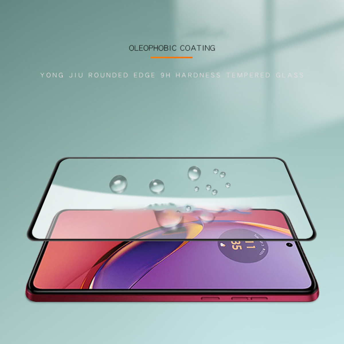 Un proteggi schermo con goccioline d'acqua è posizionato sopra un telefono. Lo schermo del telefono mostra l'ora. Lo sfondo è verde chiaro.