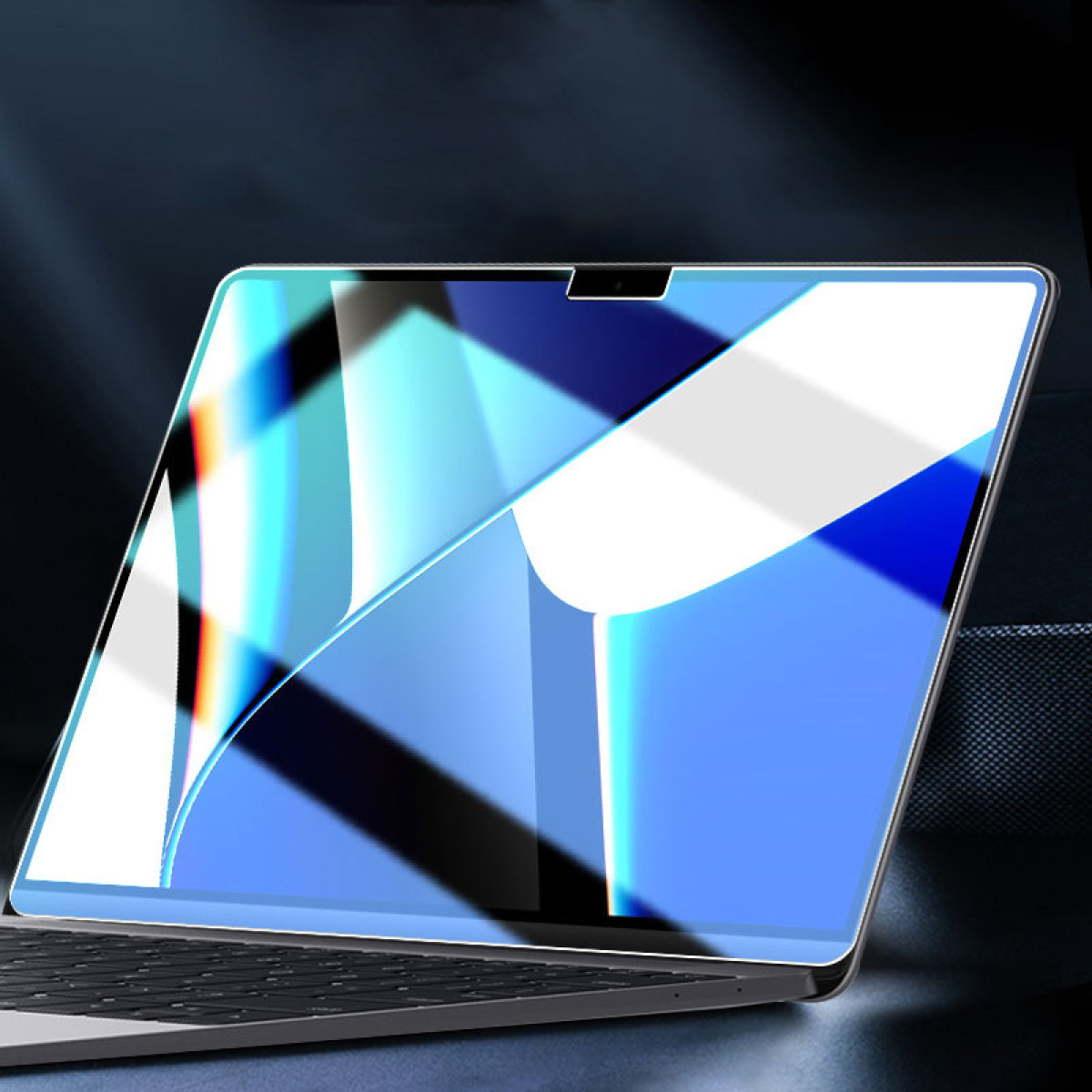 Een laptop met een scherm dat blauwe en witte abstracte vormen weergeeft. Het toetsenbord is zichtbaar. De achtergrond is donker.