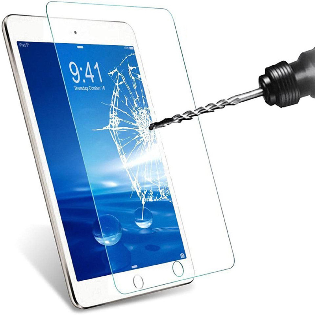 Un iPad avec un protecteur d'écran fissuré en cours de perçage. L'iPad affiche un fond bleu avec une horloge numérique.