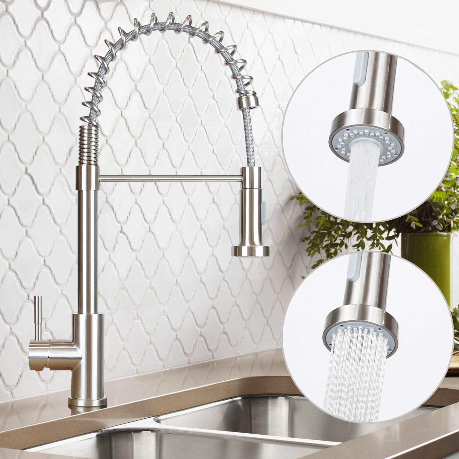 Bateria kuchenna ze stali nierdzewnej z wyciąganym spryskiwaczem. Woda wypływa z kranu. Białe kafelki w tle i zlew.