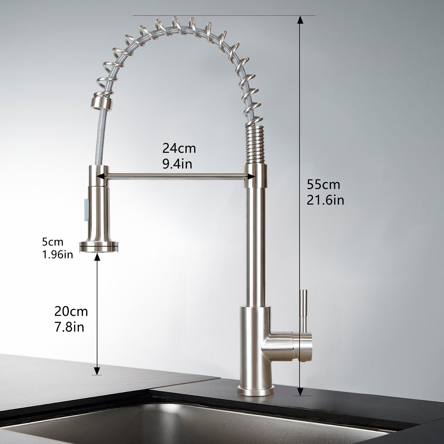 Bateria kuchenna ze stali nierdzewnej ze sprężynową szyjką. Ma uchwyt i wyciągany spryskiwacz. Podane są wymiary.