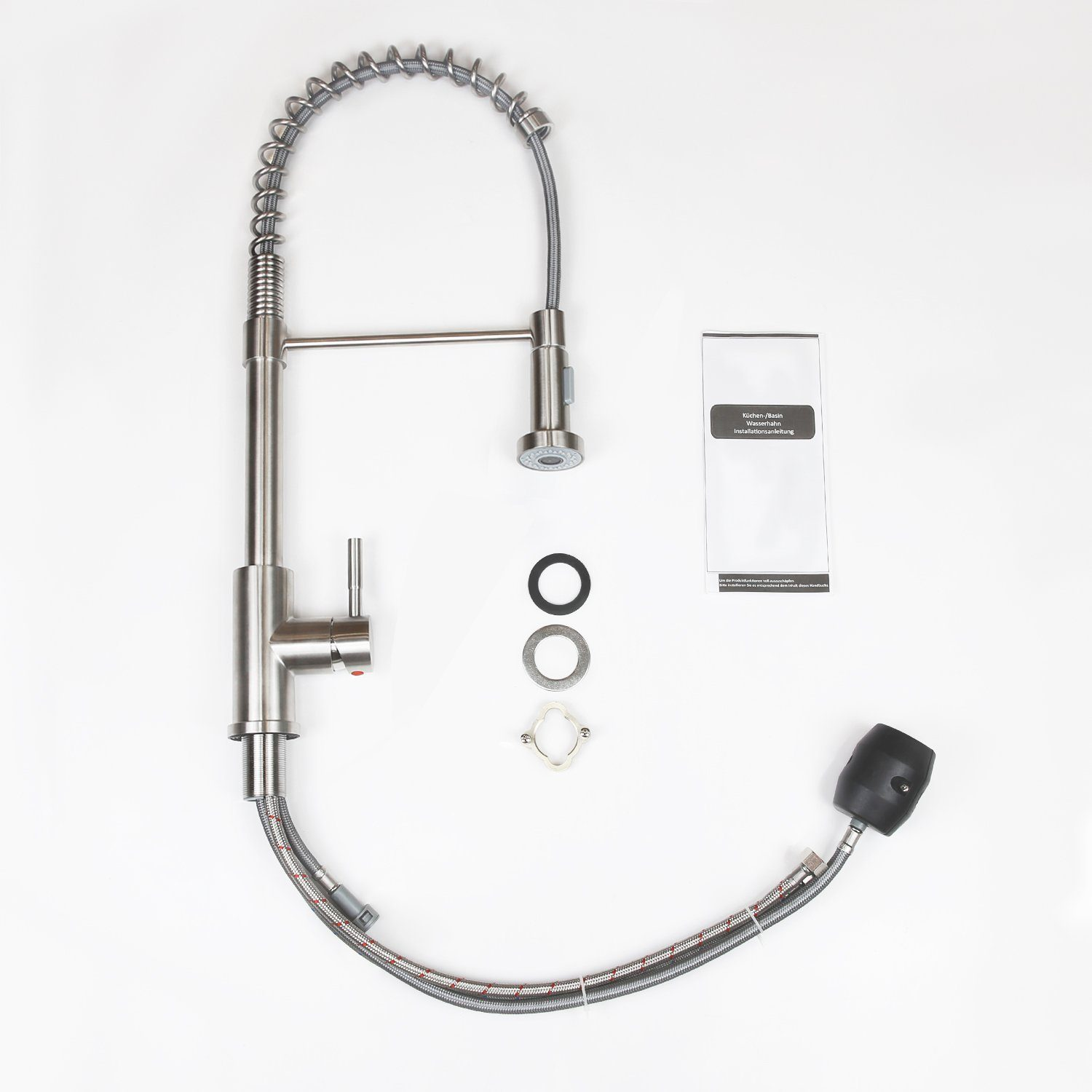 Stalowa bateria kuchenna z elastycznym wężem, częściami i instrukcjami. Elementy na białym tle.