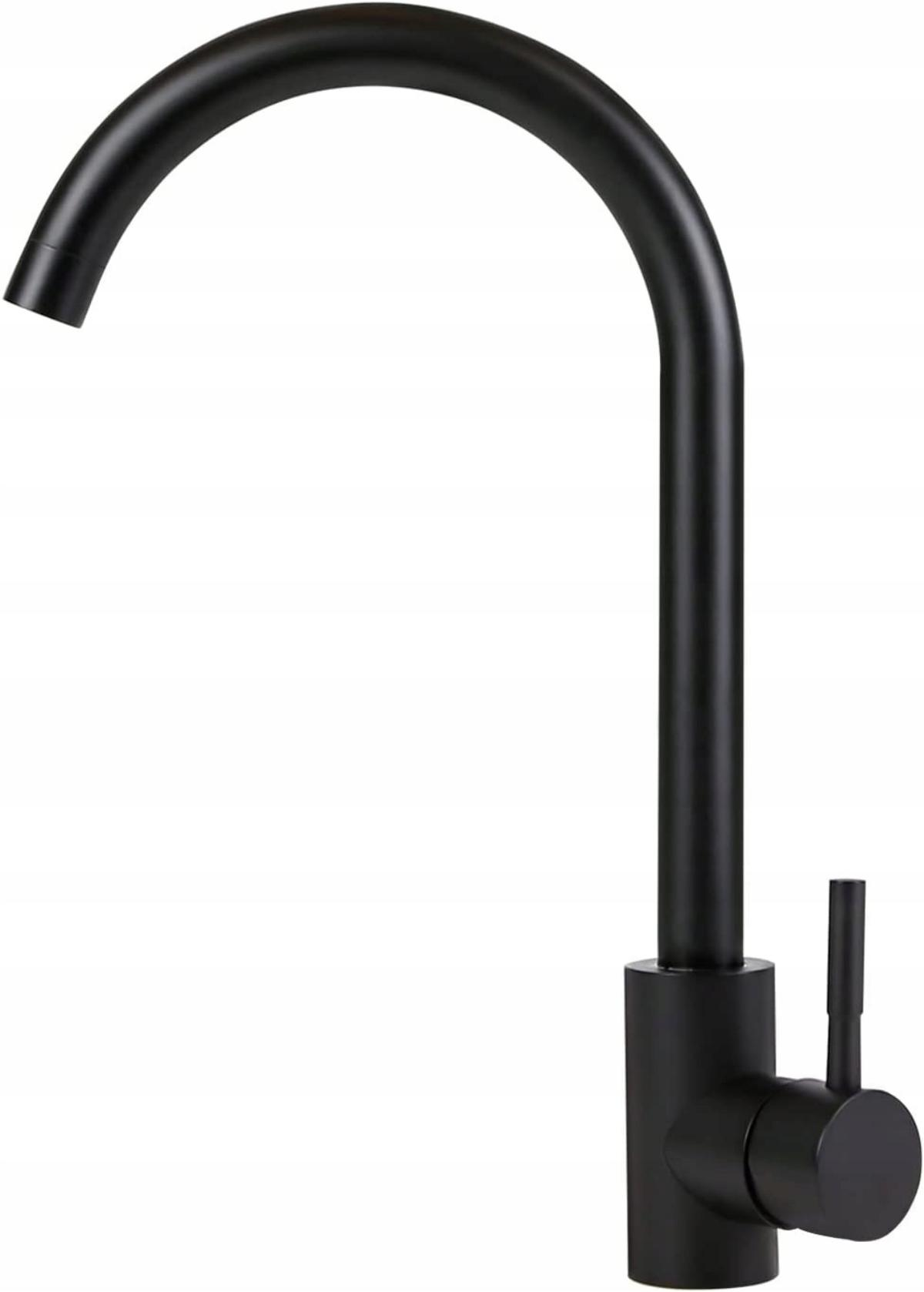 Czarna bateria kuchenna z gęsią szyją na białym tle. Posiada pojedynczy uchwyt dźwigniowy i zakrzywioną wylewkę.