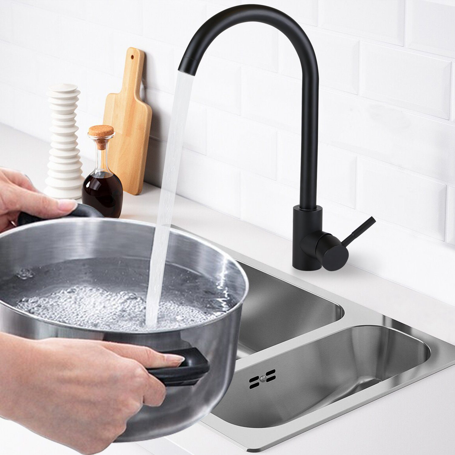 Czarny kran nalewa wodę do garnka trzymanego przez osobę. Zlew ze stali nierdzewnej i przybory kuchenne w tle.