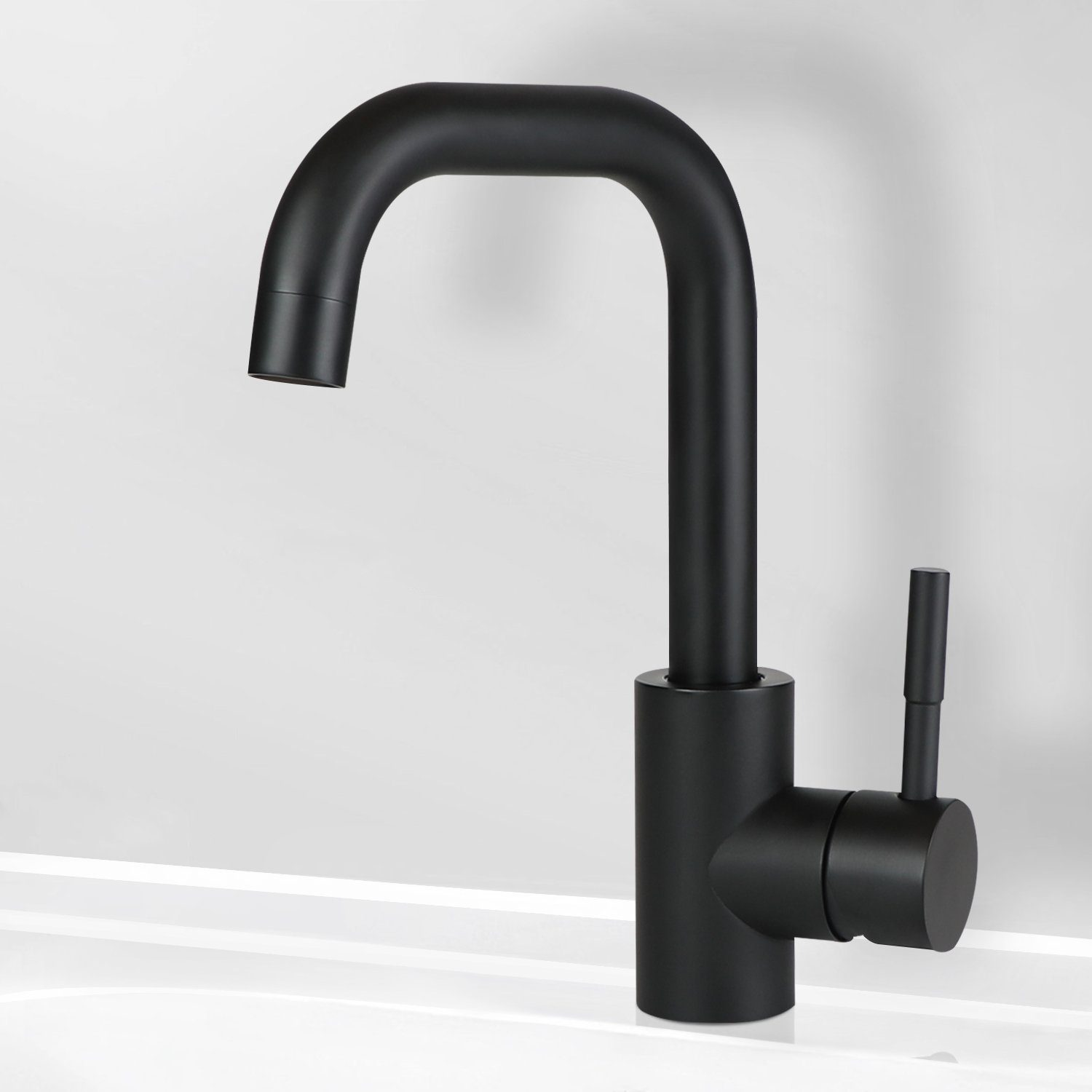 Czarna bateria kuchenna na białym tle. Bateria ma zakrzywioną wylewkę i dźwignię. Ogólny design jest nowoczesny.