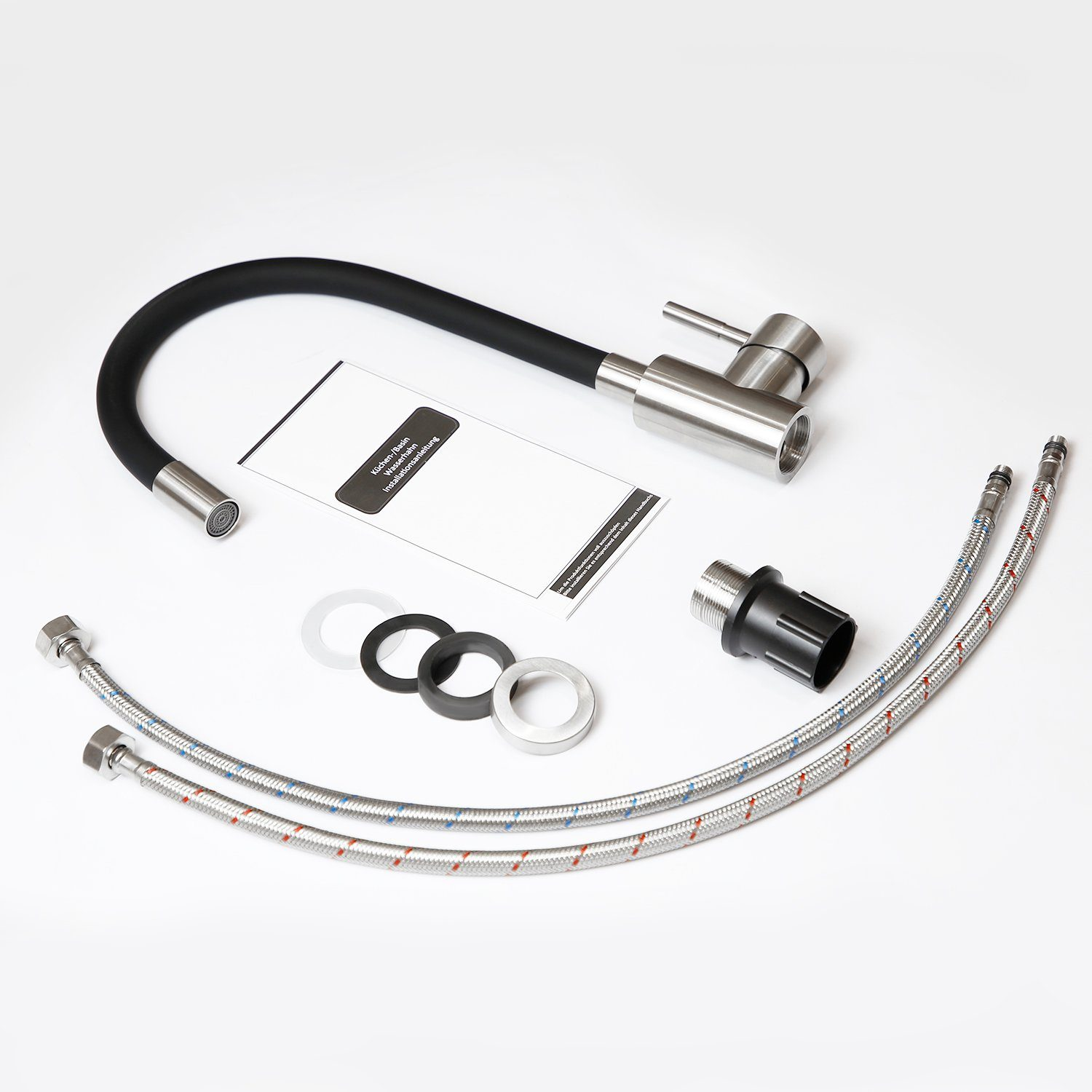 Części kranu kuchennego na białym tle. Zawiera kran, węże, instrukcję obsługi i różne podkładki.