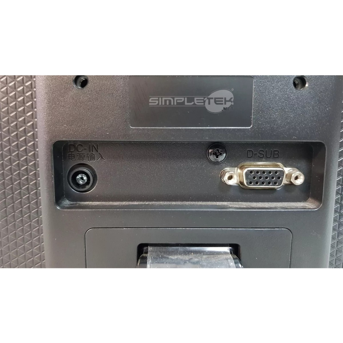 Retro di un monitor SimpleTek nero con porte DC-IN, D-SUB e logo. Lo sfondo ha un motivo strutturato.