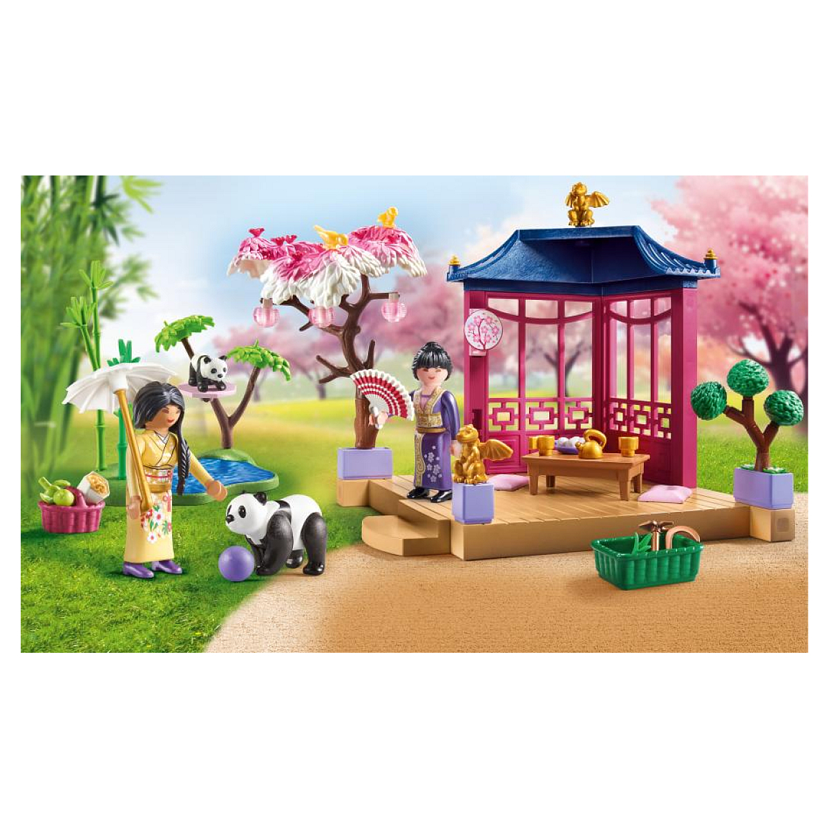 Scena Playmobil z postaciami w tradycyjnych strojach, pandami, altaną i kwitnącą wiśnią. Panda bawi się fioletową piłką.