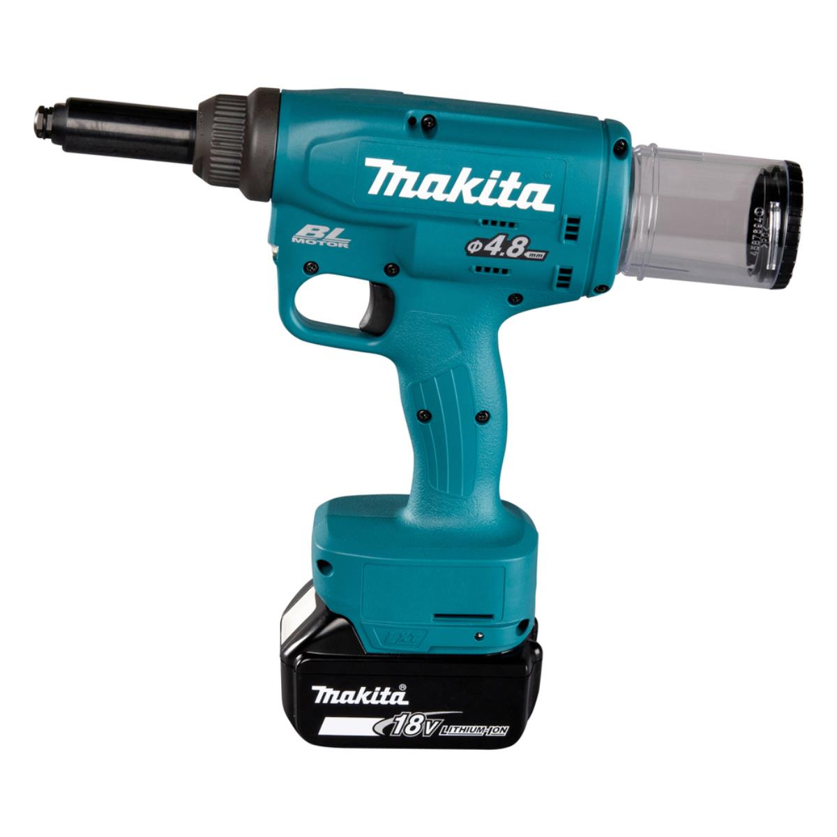 Un rivettatrice Makita turchese con batteria nera. Lo strumento ha un'impugnatura e un cilindro di plastica trasparente.