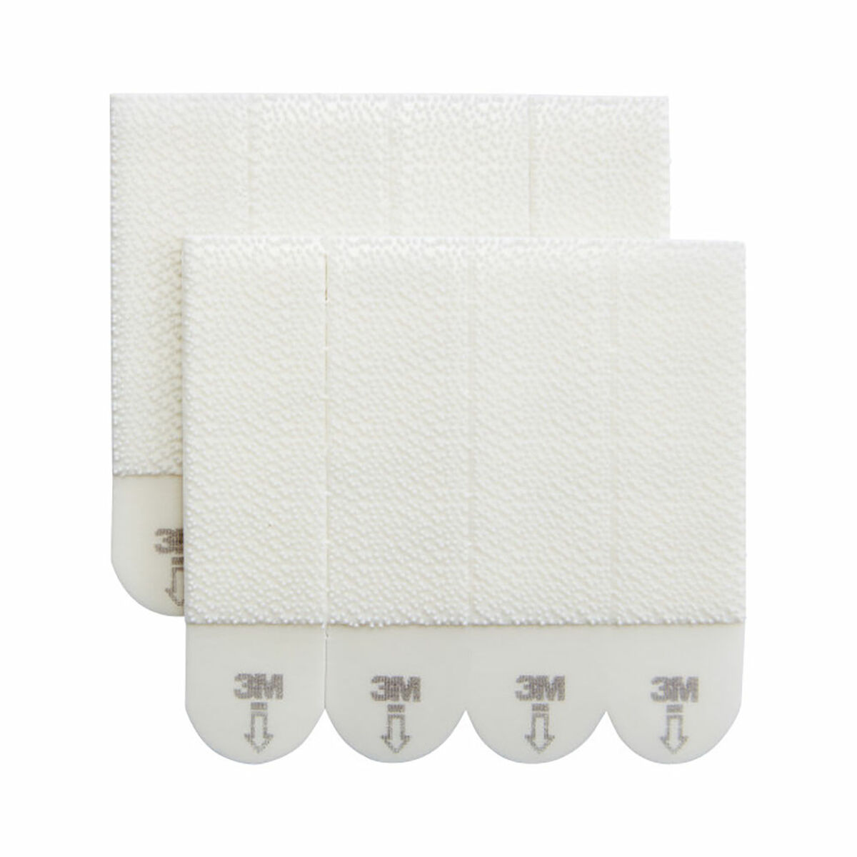 Dwa białe paski Command. Każdy pasek ma teksturowaną powierzchnię i zakrzywione dno z logo 3M i strzałką.