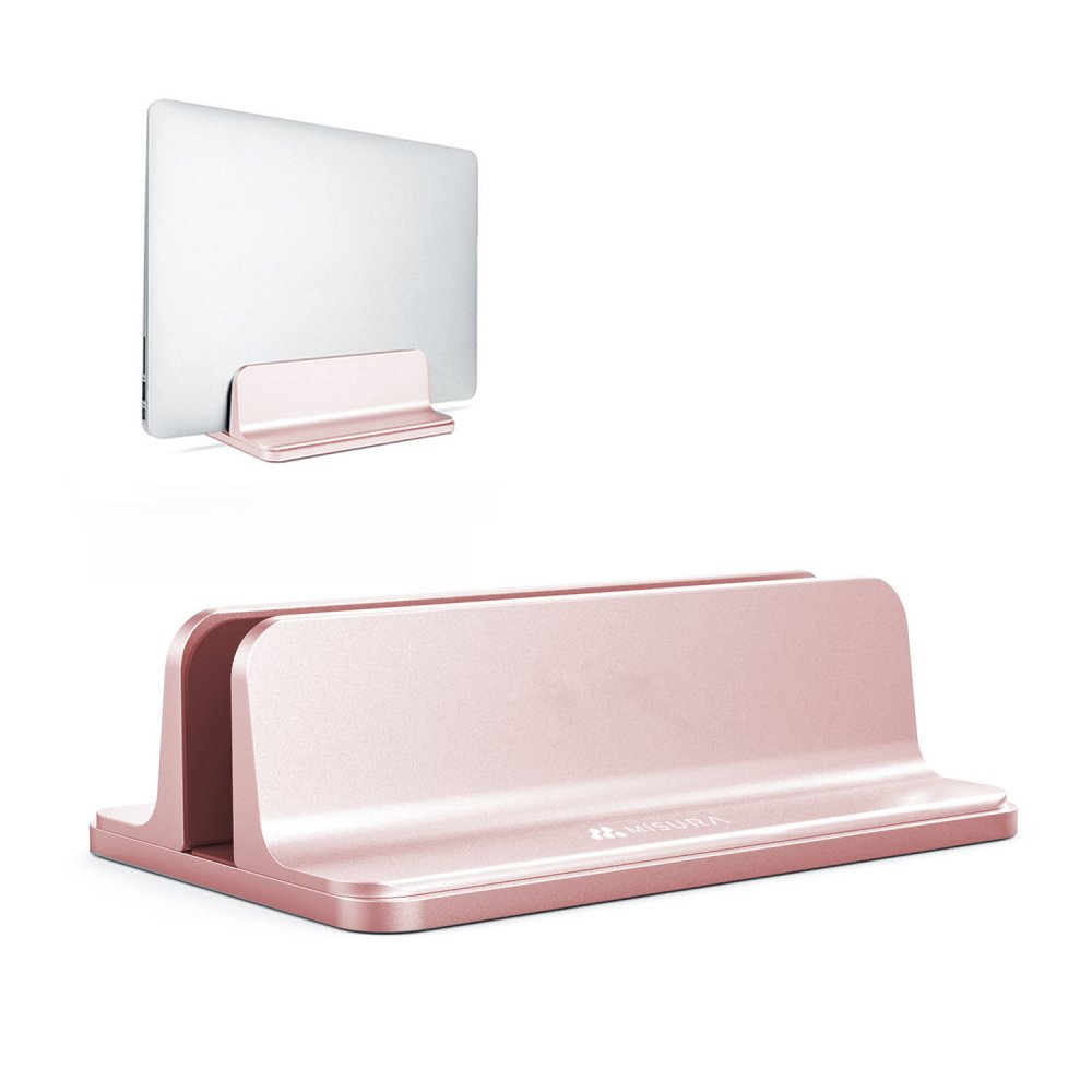 Un soporte para portátil de oro rosa sostiene un portátil plateado. El soporte tiene una base plana y una ranura para sostener el portátil en posición vertical.