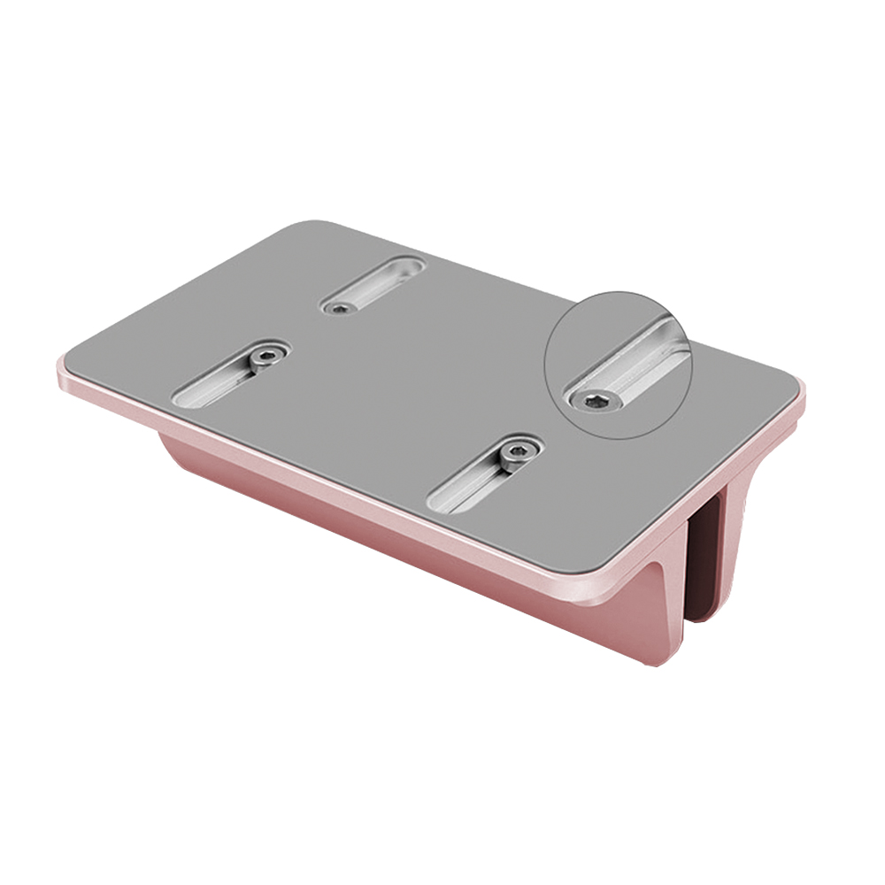 Se muestra un soporte para portátil rosa y gris, la parte superior tiene una superficie gris con detalles de tornillos y la base es rosa.