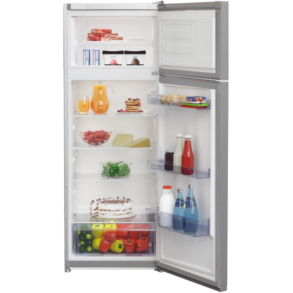 Frigorifero aperto pieno di cibo: carne, succo, pancake, formaggio, insalata, torta, frutta, verdura, latte, acqua e salse.
