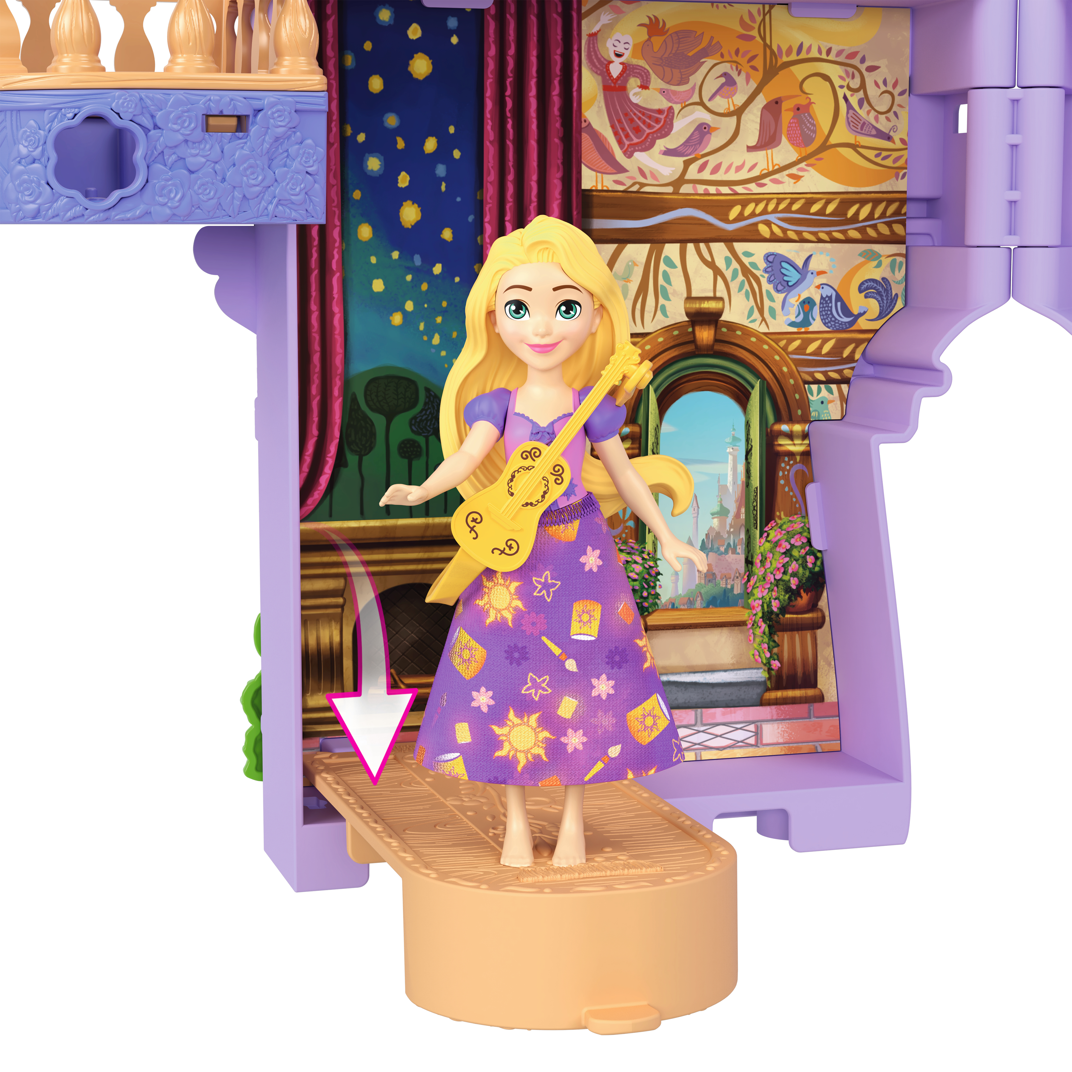 Muñeca Rapunzel con guitarra en un escenario de castillo de juguete. El fondo muestra escenas pintadas y una ventana.
