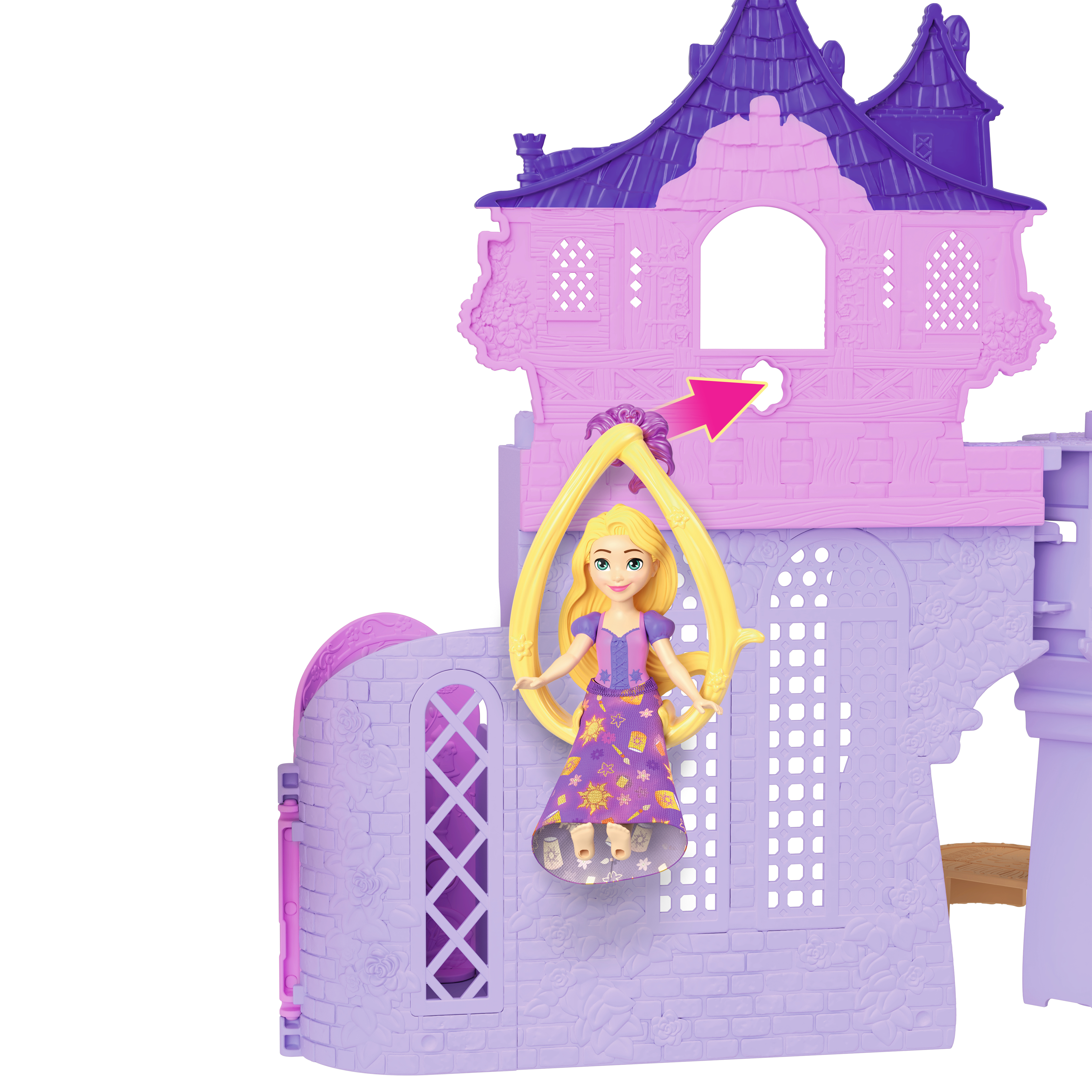 Una muñeca de Rapunzel cuelga en un columpio amarillo frente a un castillo morado. El castillo tiene techo morado y paredes rosas con detalles florales.