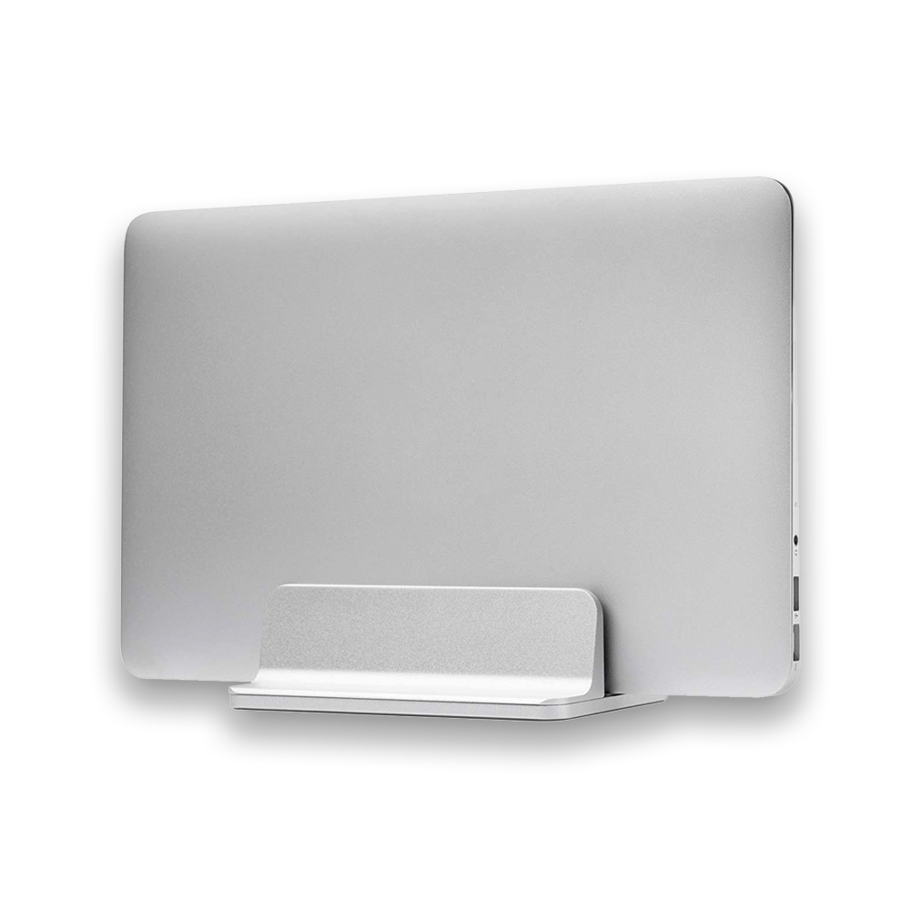 Un laptop argentato è posizionato su un supporto, entrambi sono argentati. Lo sfondo è bianco. Il laptop è chiuso.