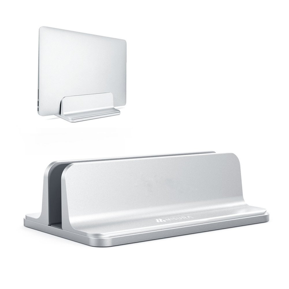 Due supporti per laptop argentati. Uno tiene un laptop in posizione verticale, l'altro è un supporto per laptop. Entrambi sono su sfondo bianco.