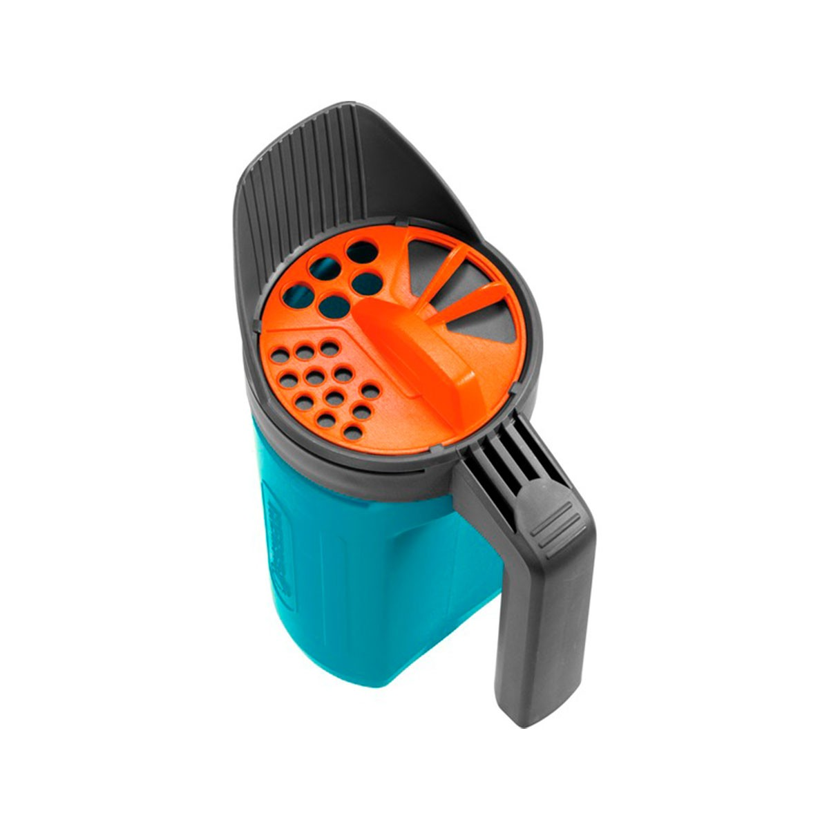 Rozsiewacz nasion z turkusowym korpusem, pomarańczową górą z otworami i szarym uchwytem. Tło jest białe.
