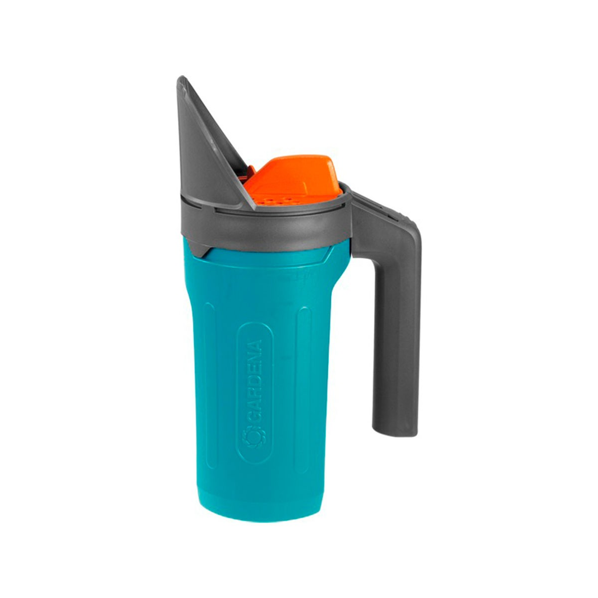 Turkusowa konewka z szarym uchwytem i górą. Góra ma pomarańczową pokrywę i szary lejek. Białe tło.