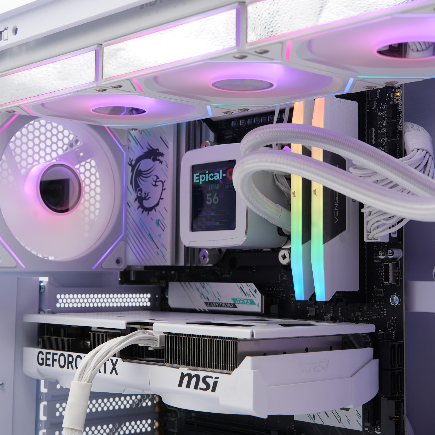 Interior de PC blanco con varios componentes, incluyendo GPU, refrigerador de CPU y RAM. Iluminación RGB ilumina ventiladores y componentes.