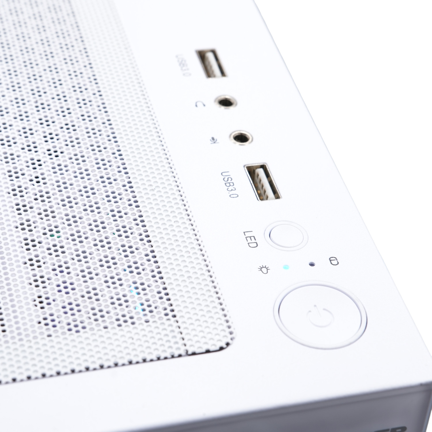 Primer plano de una carcasa de ordenador blanca. Son visibles puertos USB, conectores de audio, botón de encendido y una malla metálica perforada. Luces LED azules encendidas.