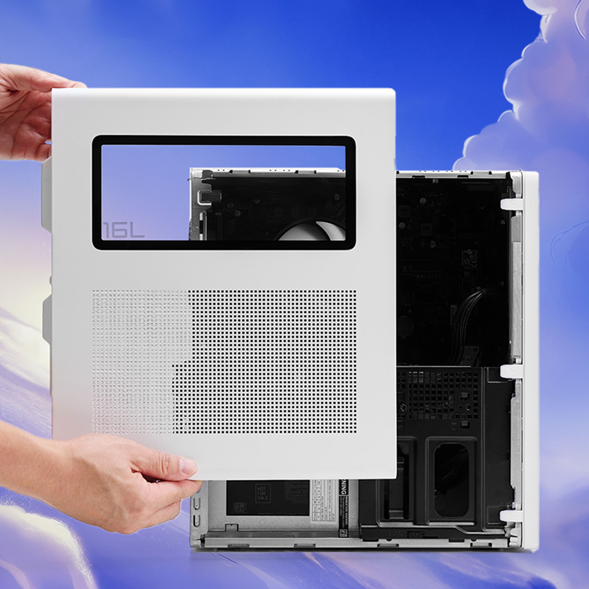 Manos quitando un panel blanco de una caja de ordenador, revelando los componentes internos, con un fondo de cielo azul.