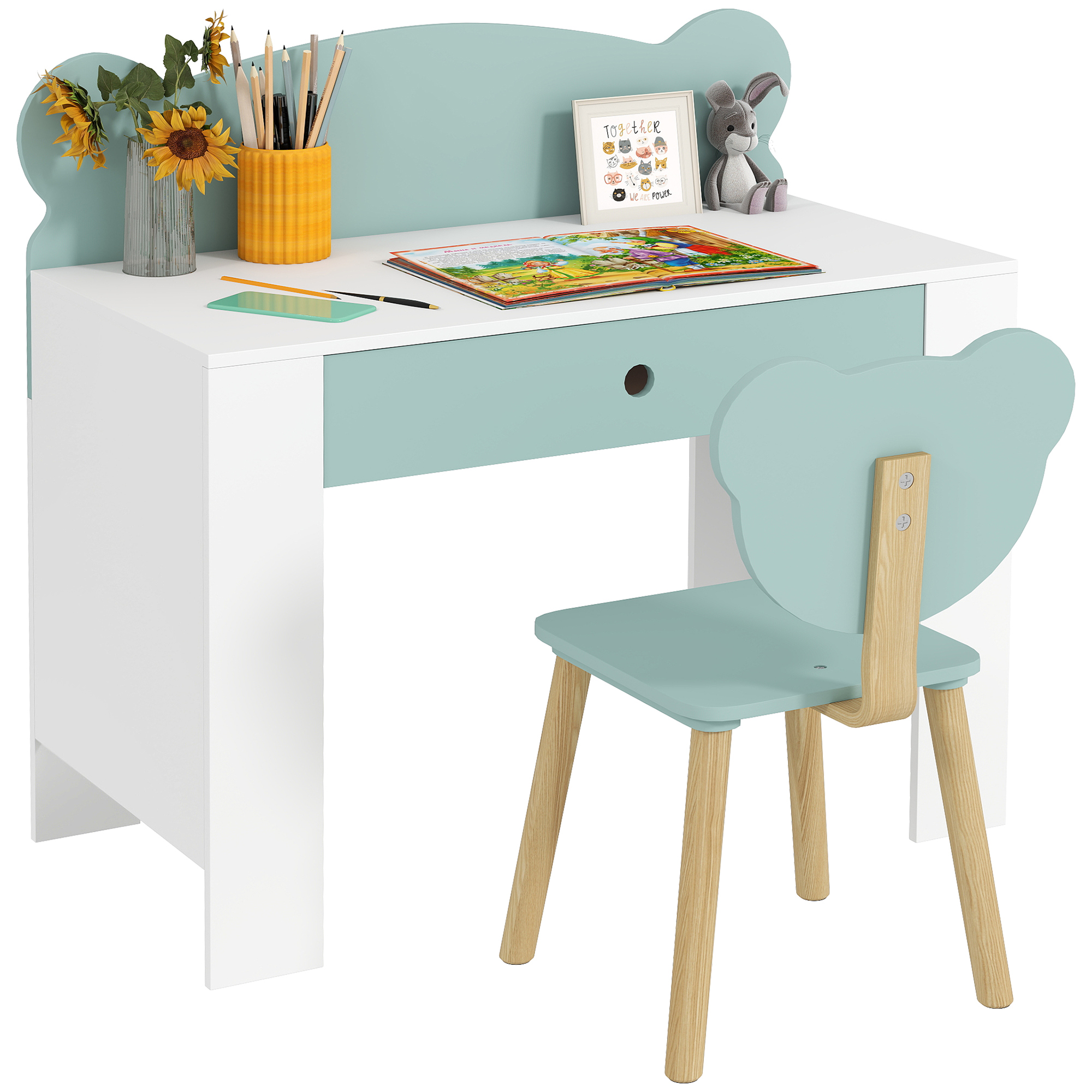 Una scrivania bianca e blu con sedia abbinata. Girasoli, matite e un libro sono sulla scrivania. Visibili un'immagine incorniciata e un coniglietto di peluche.