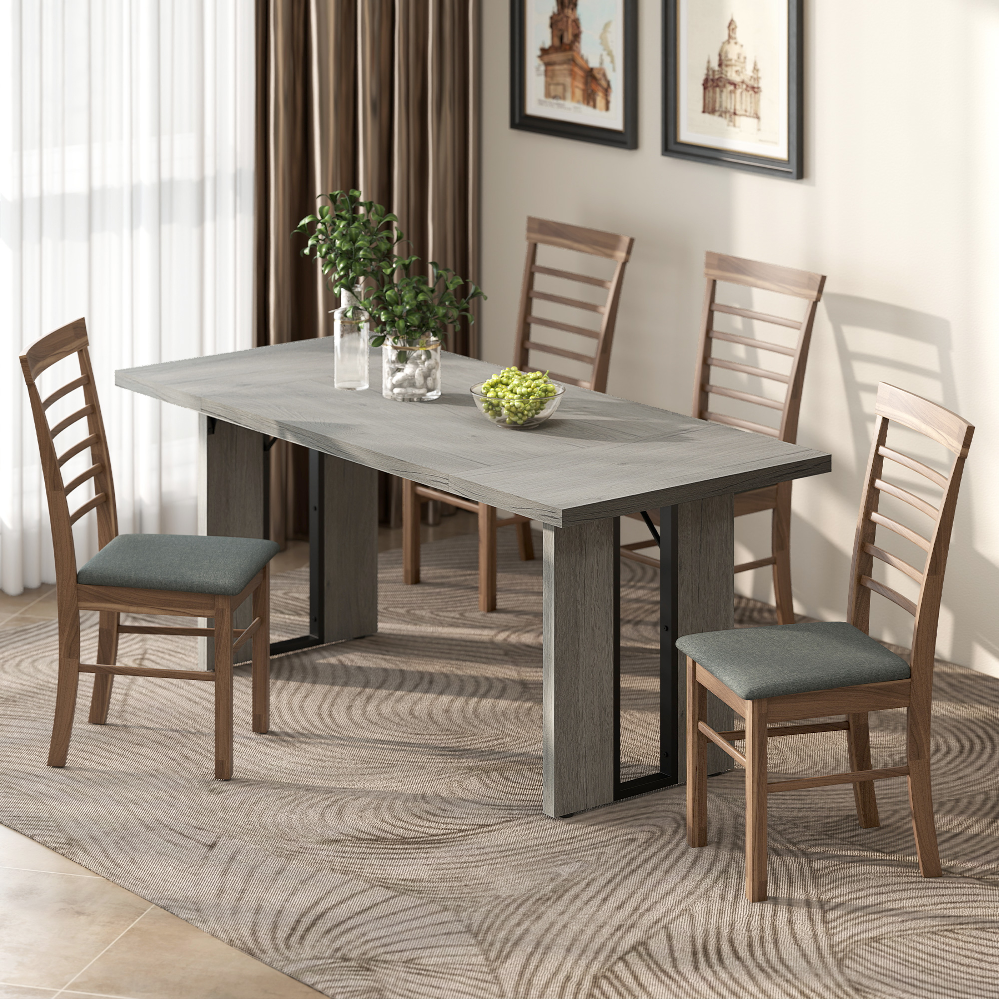 Una sala da pranzo con tavolo in legno grigio, quattro sedie, piante e opere d'arte. La stanza ha pareti e tende chiare.