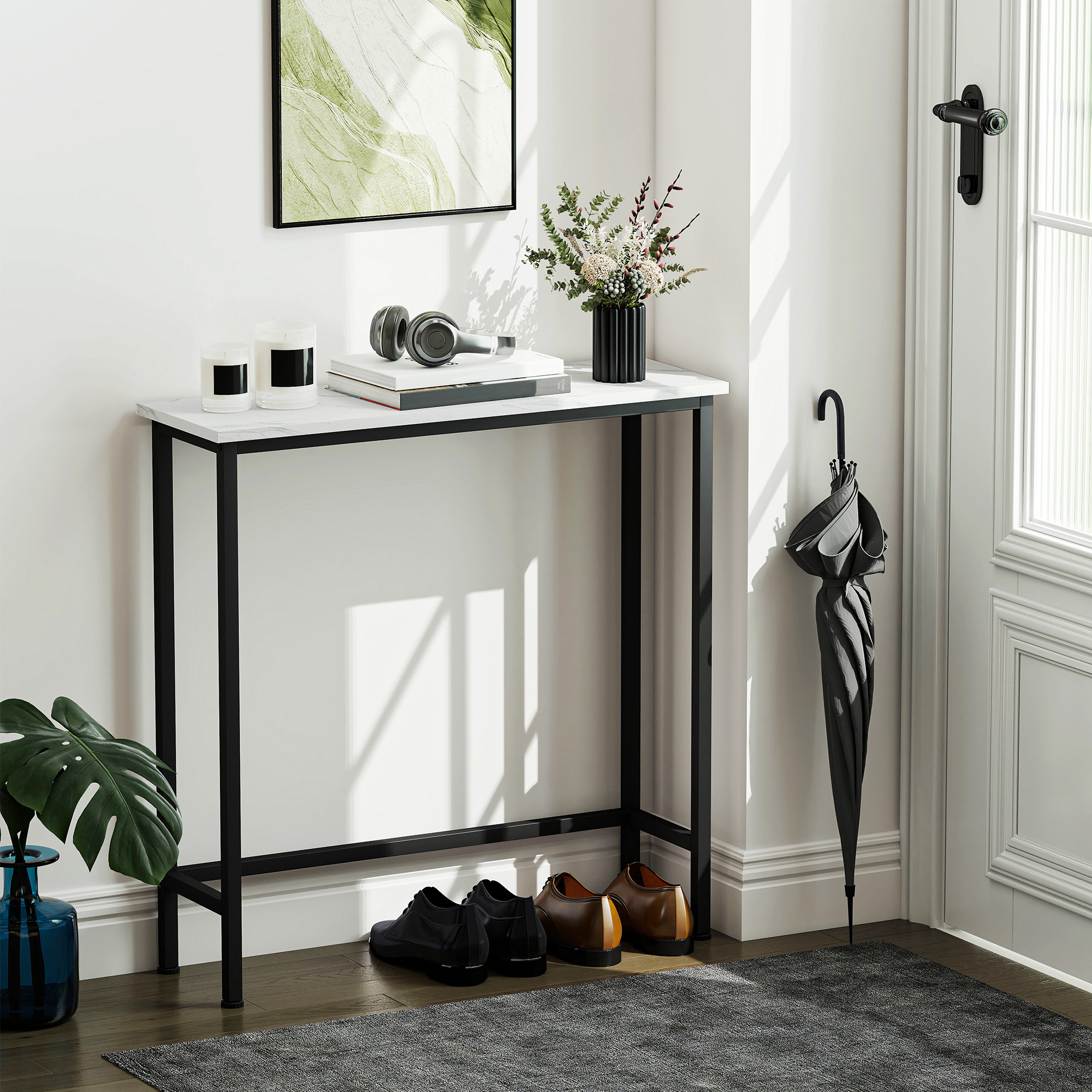 Scena di corridoio con tavolo, scarpe e ombrello. Un vaso di fiori è sul tavolo. Porta e dipinto verde visibili.