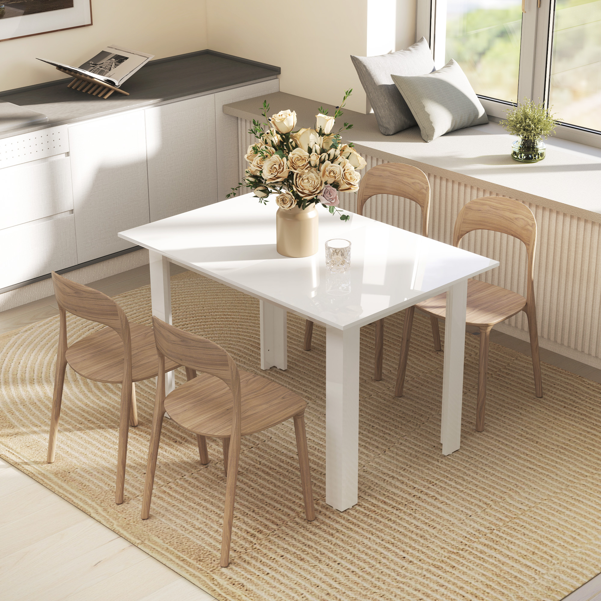 Una scena da pranzo presenta un tavolo bianco, sedie in legno, un vaso di rose e una finestra con cuscini.