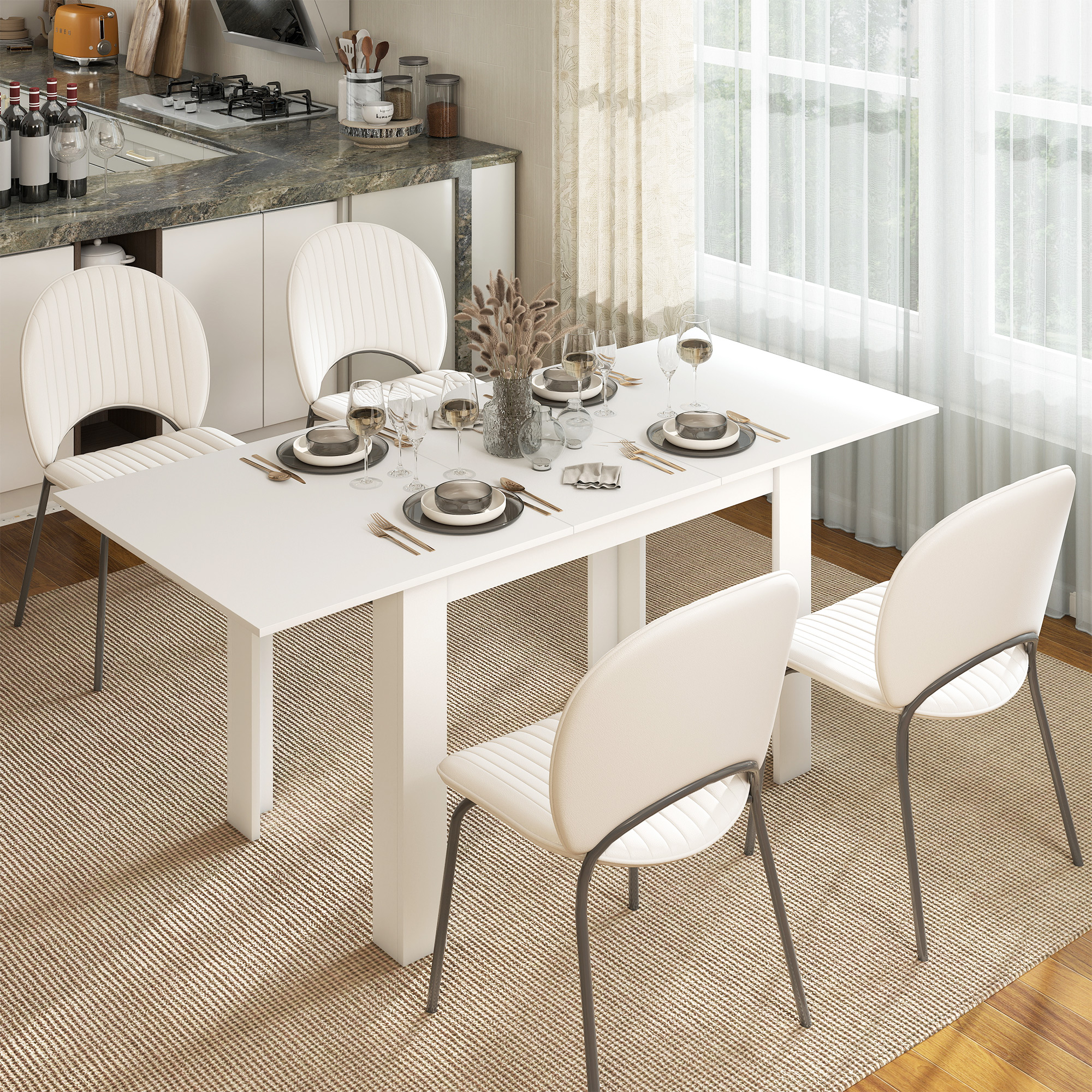 Una zona pranzo con tavolo bianco, stoviglie, sedie e finestra. Elettrodomestici da cucina sullo sfondo.