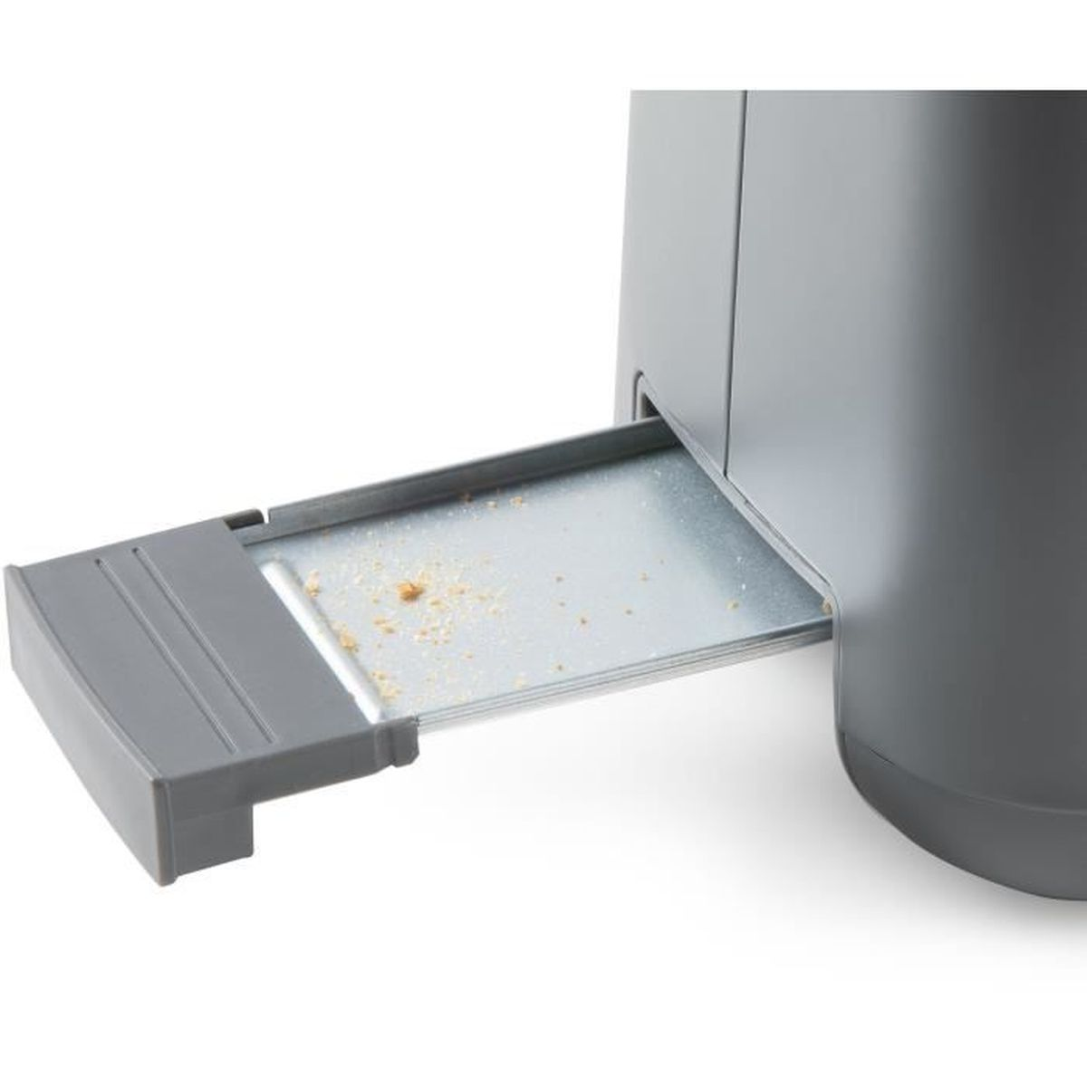 Szary toster z wysuniętą szufladą na okruchy. Taca zawiera okruchy. Toster znajduje się na białym tle.