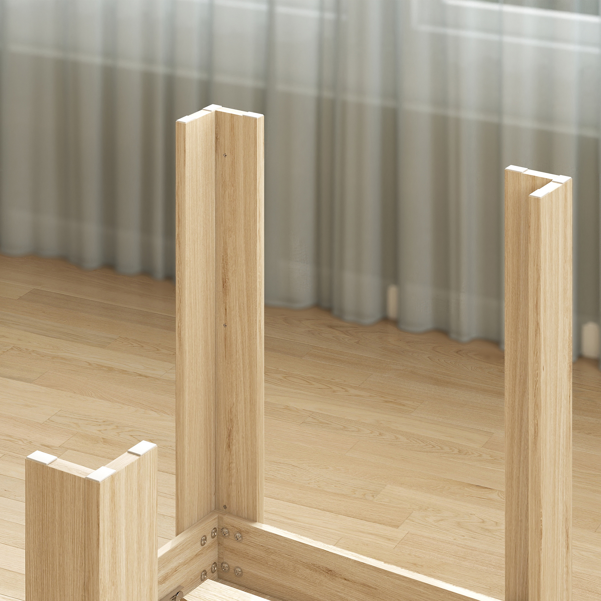 Gambe e telaio del tavolo in legno su un pavimento in legno chiaro. Una tenda morbida sullo sfondo.