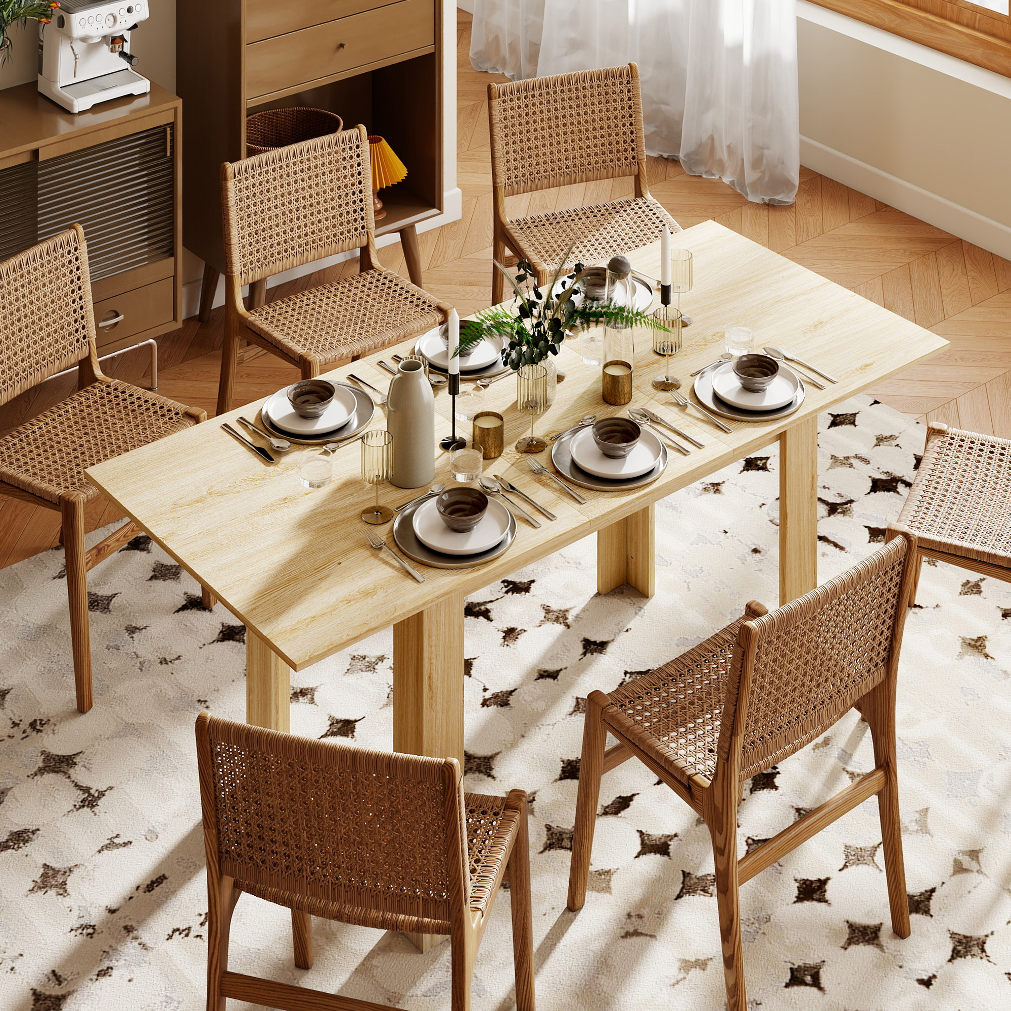 Scena di sala da pranzo con un tavolo di legno apparecchiato per un pasto. Sedie intrecciate lo circondano. Sotto c'è un tappeto fantasia.