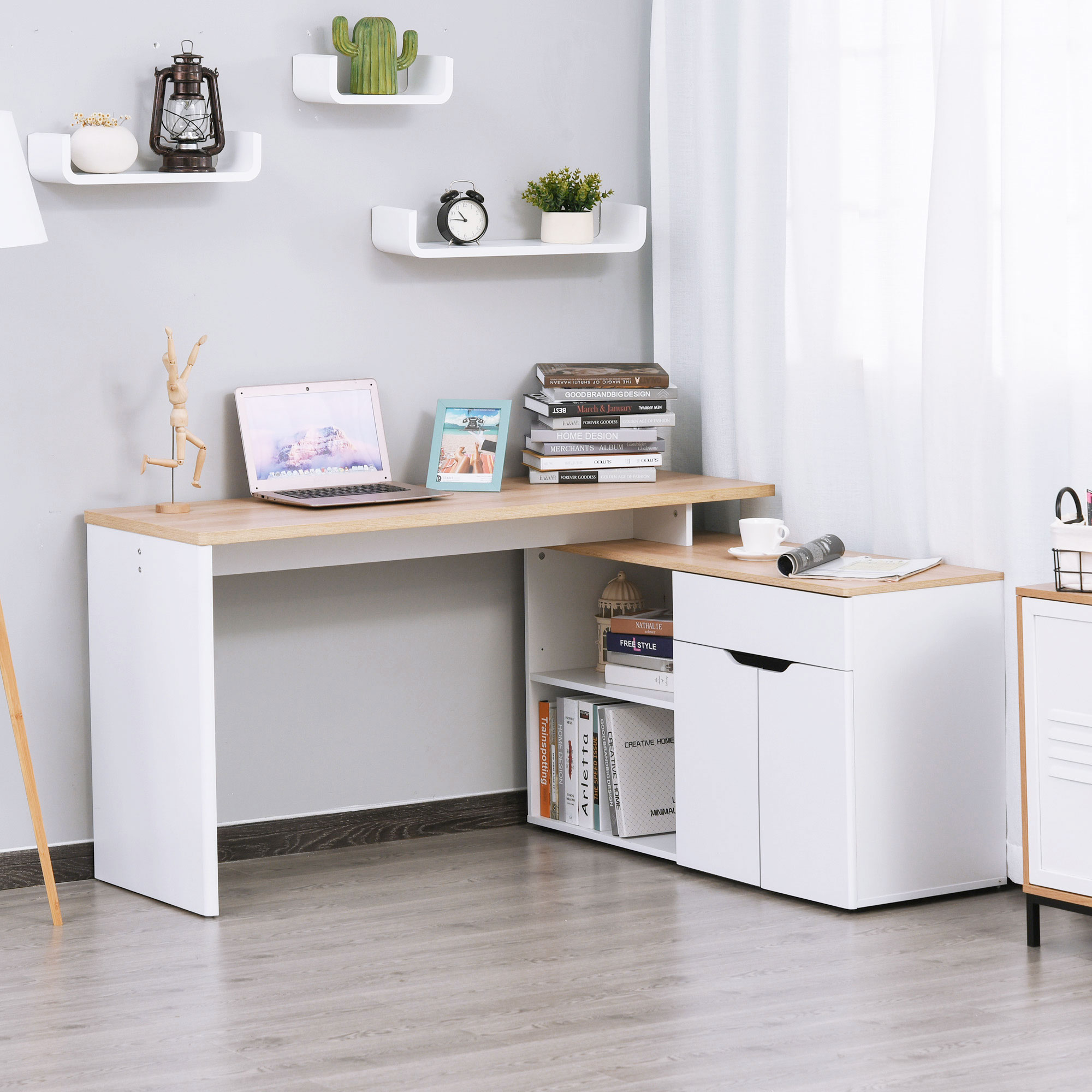 Una scrivania moderna con laptop, libri e decorazioni. Mensole con piante e orologio. La stanza ha una finestra con tende.