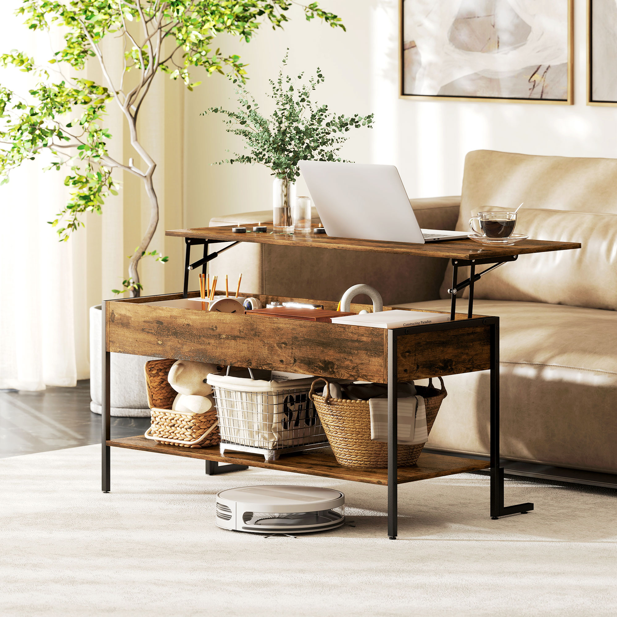 Tavolino da caffè in legno sollevabile con laptop, caffè e decorazioni. Sotto, cestini, un robot aspirapolvere e un divano beige.