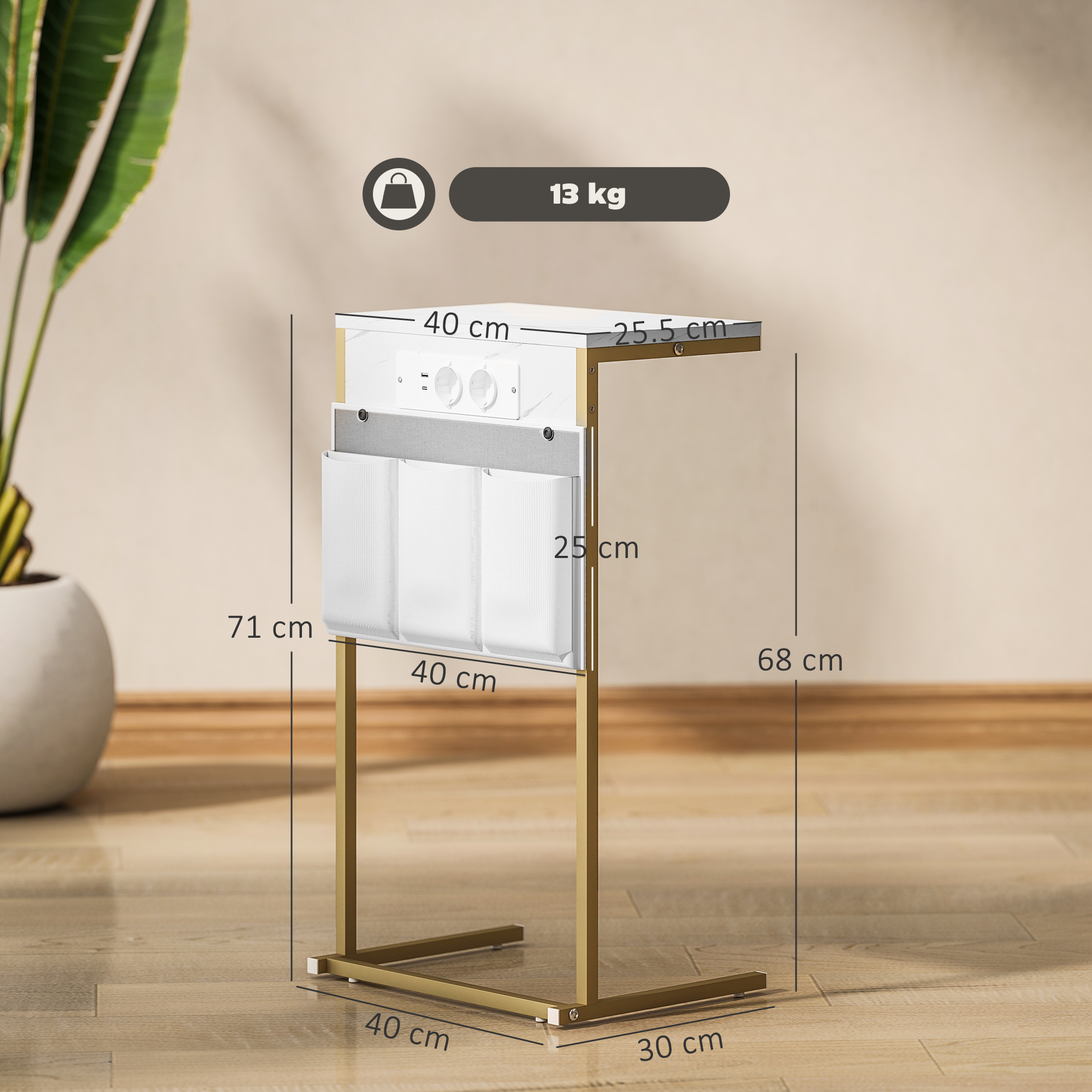 Un tavolino laterale dorato con piano e tasche bianche. Dimensioni visualizzate. Una pianta e un muro sullo sfondo.