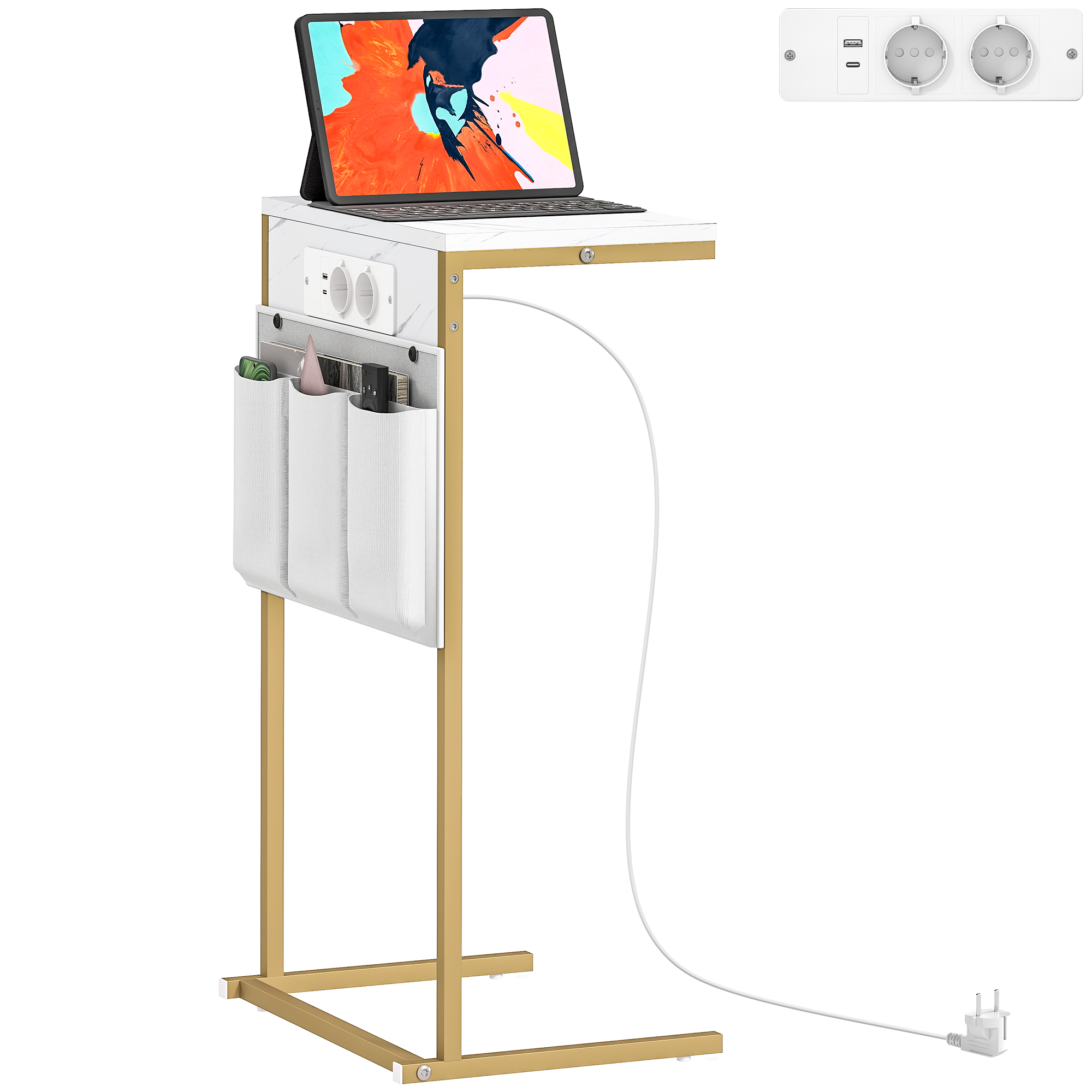 Un tavolino con tablet, prese di corrente e tasche portaoggetti. Tavolo bianco con cornice dorata. Cavo di alimentazione bianco.