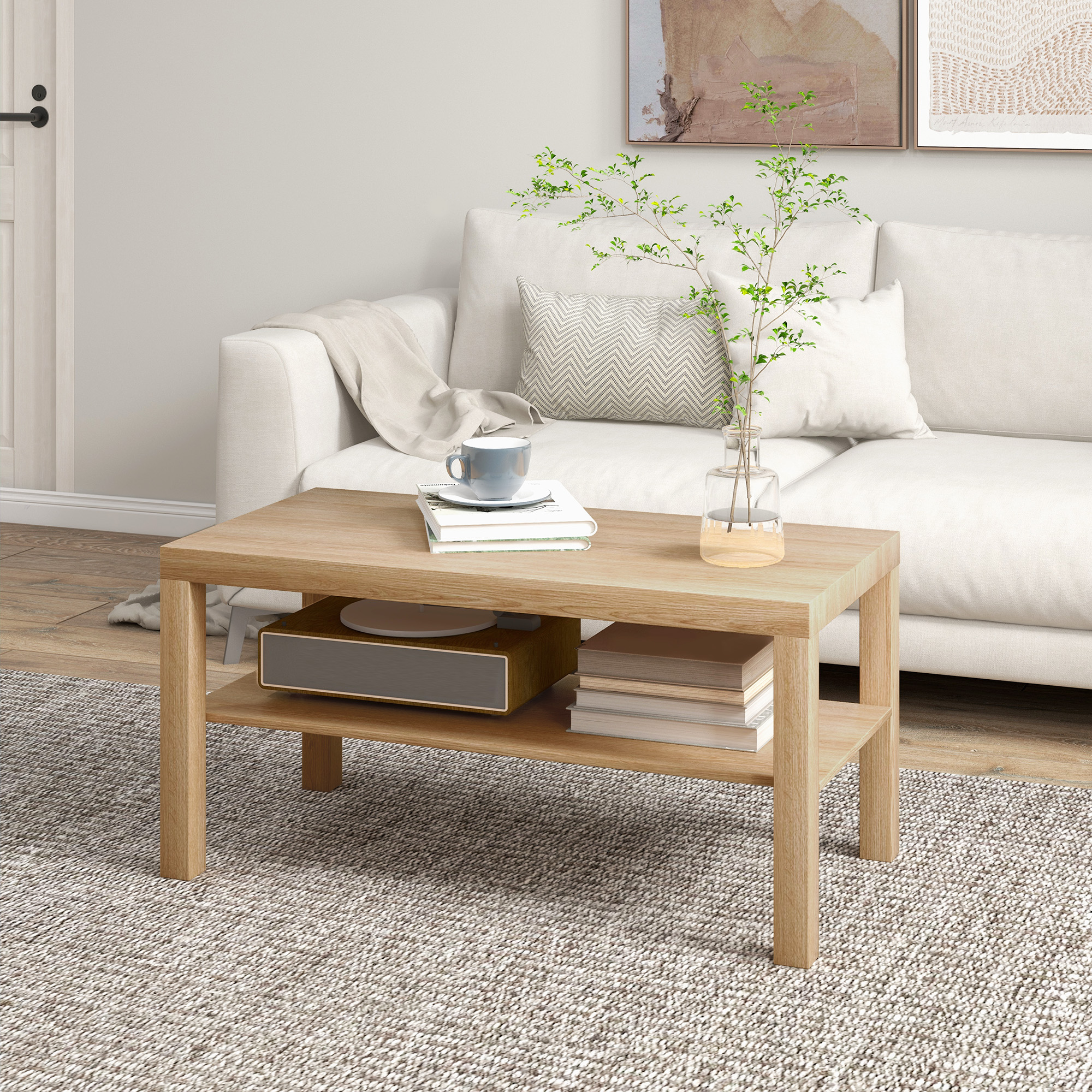 Scena di soggiorno con tavolino in legno, divano bianco, tappeto beige e arte decorativa.
