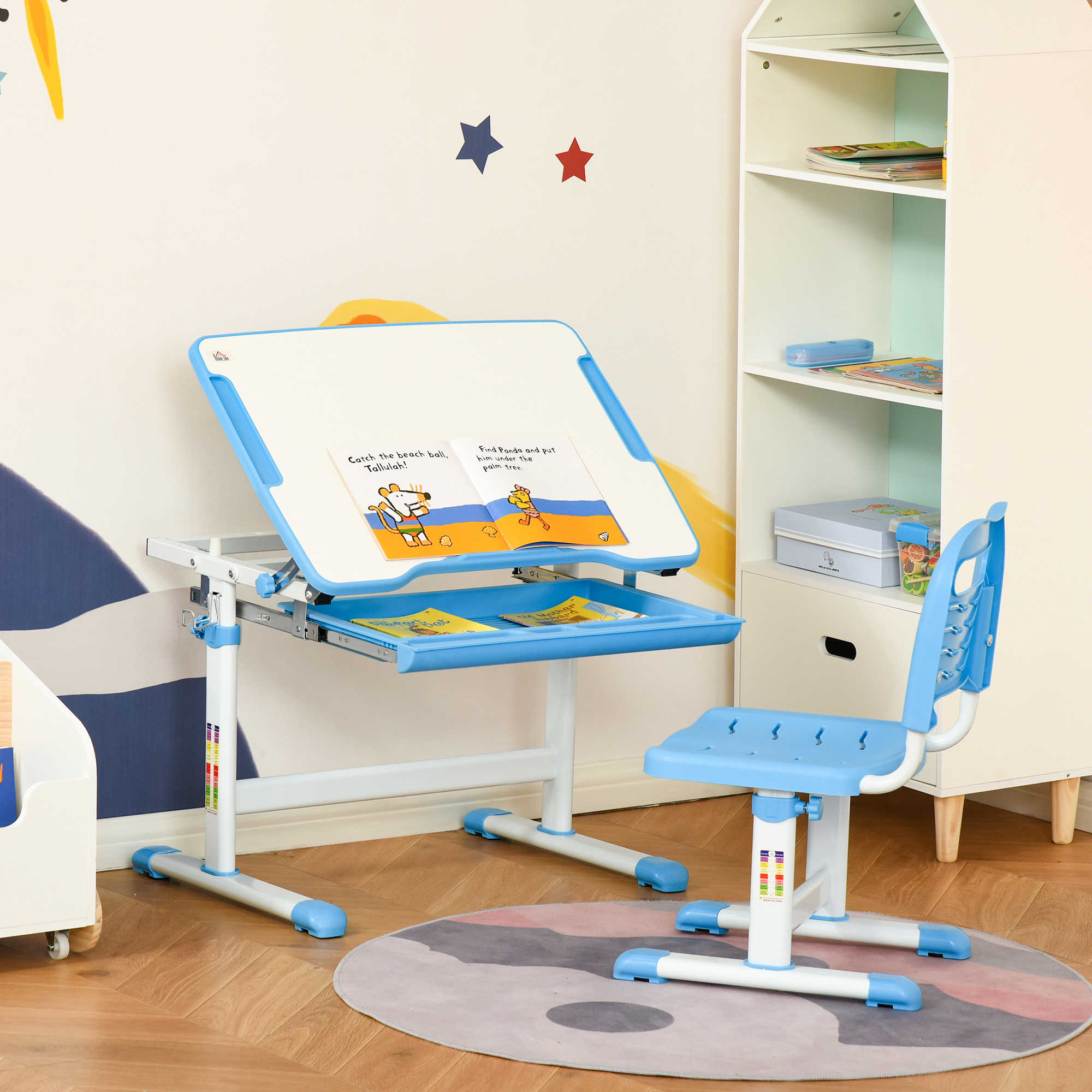 Una cameretta con scrivania e sedia blu. Libri e giocattoli sugli scaffali. Un muro con stelle e un cartone animato.
