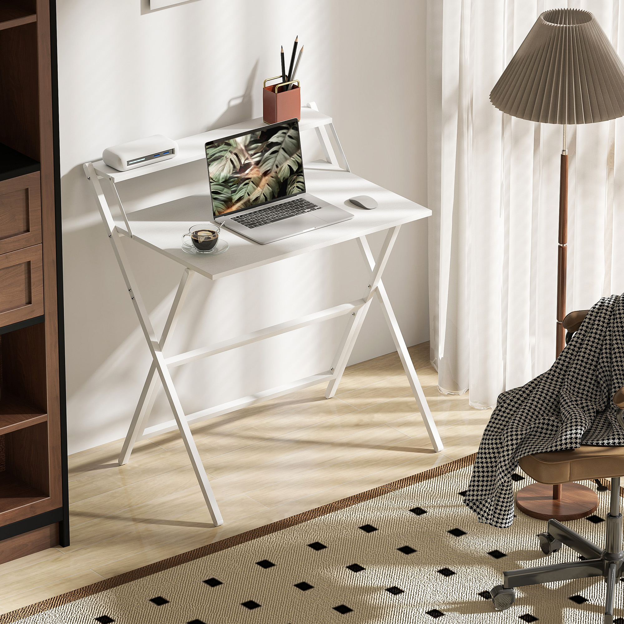 Scrivania bianca con laptop, tazza e accessori. Sedia con coperta. Una lampada e una libreria sullo sfondo.