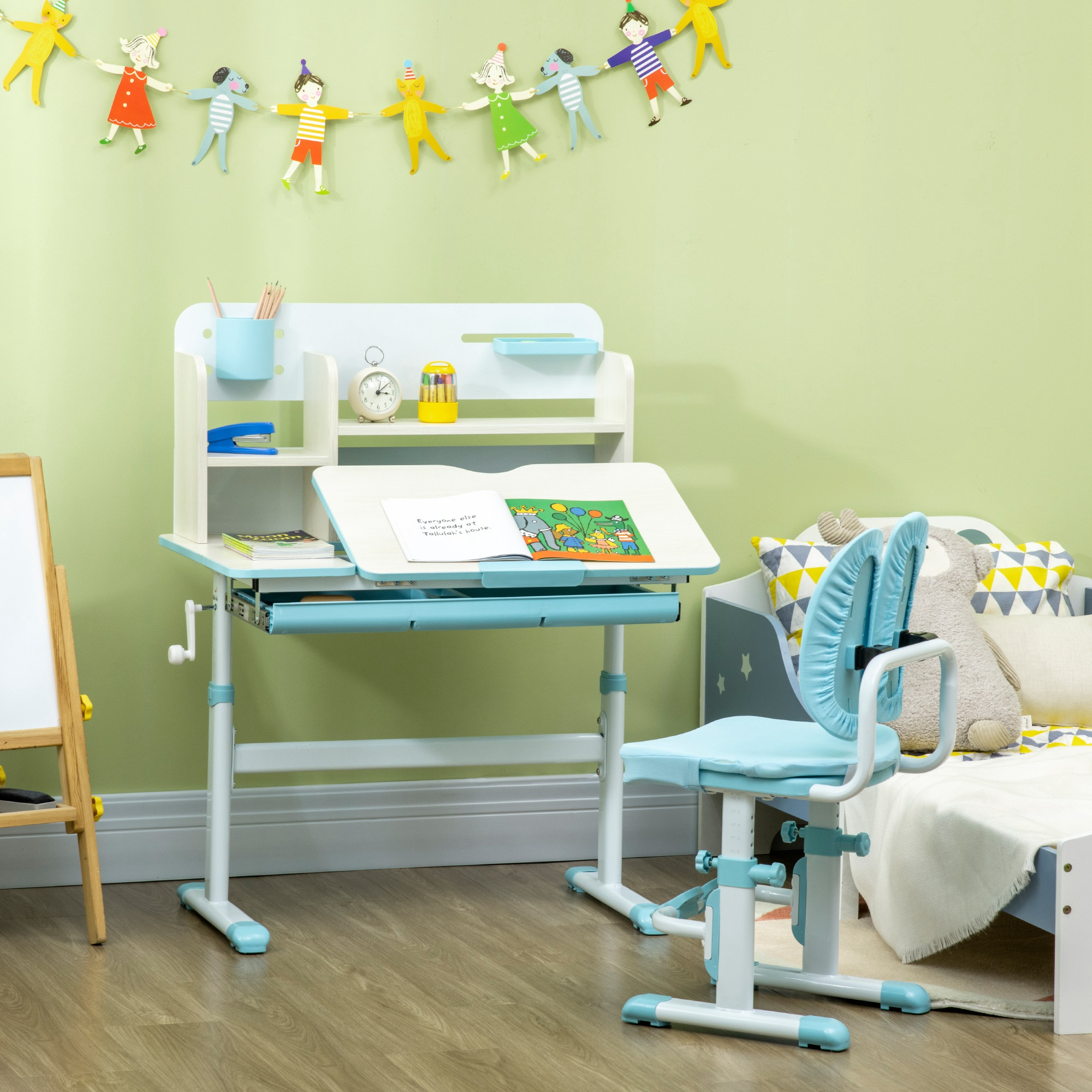 Una cameretta con scrivania, sedia e letto. Decorazioni colorate appese al muro. La scrivania ha un libro sopra.