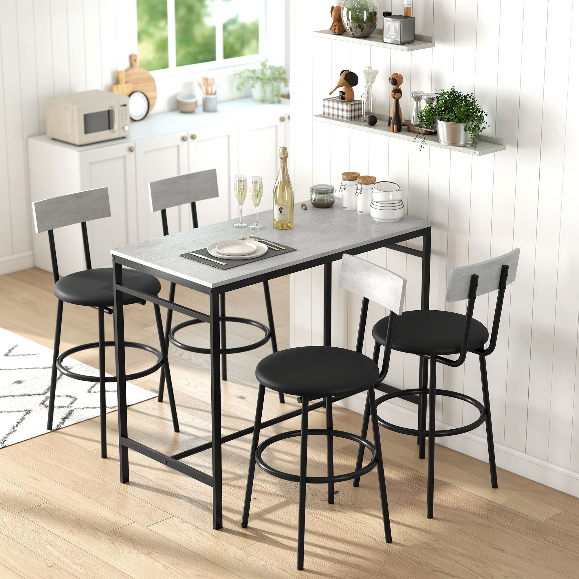 Scena cucina con tavolo, sedie e finestra. Calici e bottiglia di champagne sul tavolo. Mensole con decorazioni sulla parete.