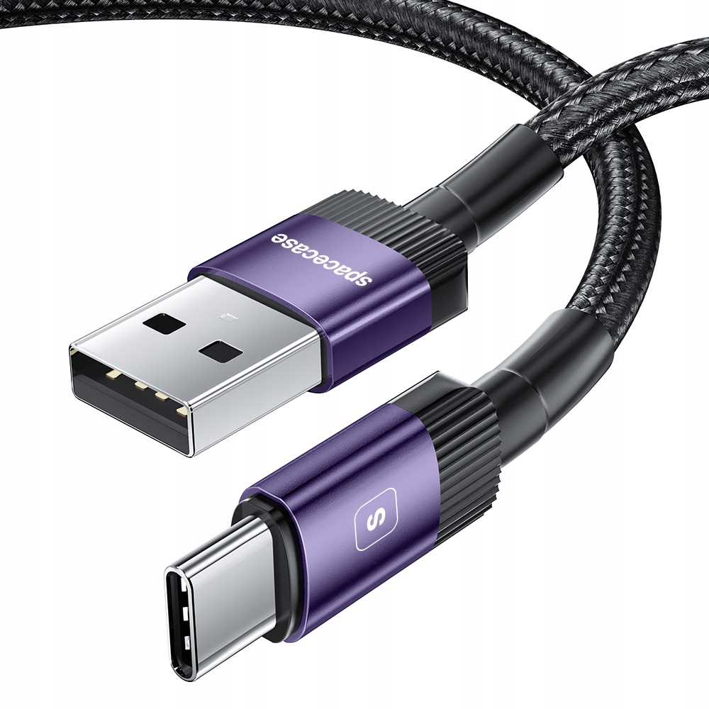 Kabel ładujący USB-A do USB-C. Fioletowe złącza z logo 'spacecase' i 'S'. Czarny pleciony kabel na białym tle.